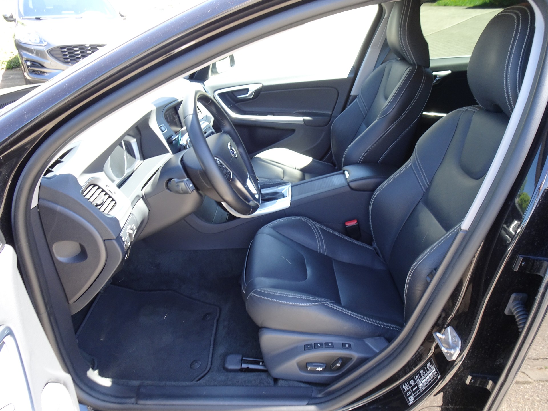 VOLVO V60 D4 Summum Geartronic-image-6