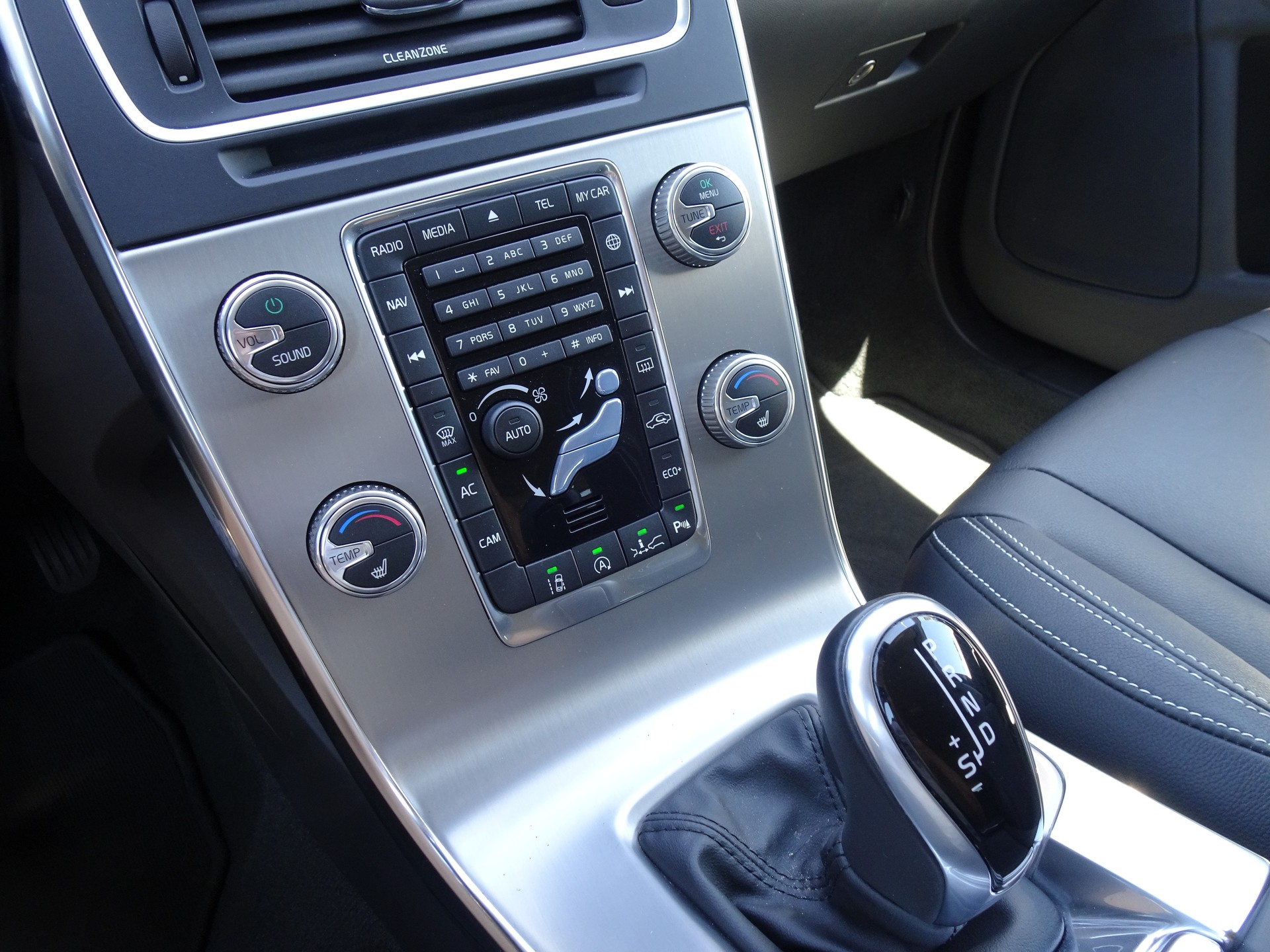 VOLVO V60 D4 Summum Geartronic-image-10
