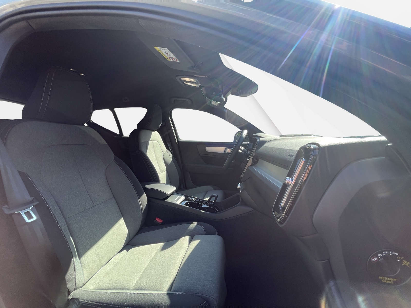 VOLVO XC40 2.0 B4 MH Plus Dark-image-17