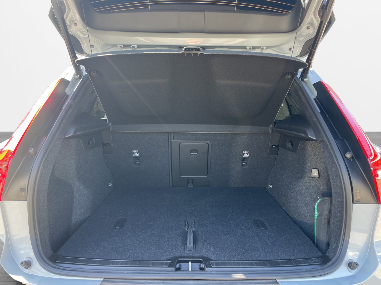 VOLVO XC40 2.0 B4 MH Plus Dark-image-14
