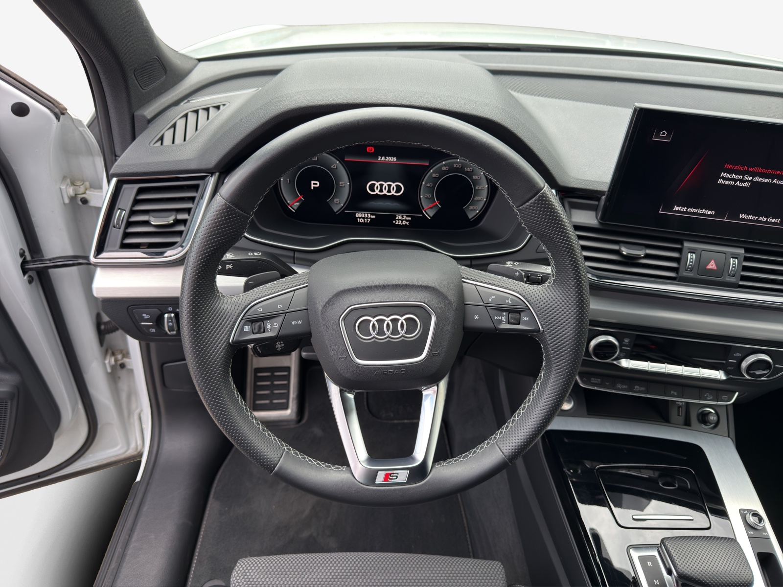 AUDI Q5 40 TDI Black Edition quattro S-tronic-image-9
