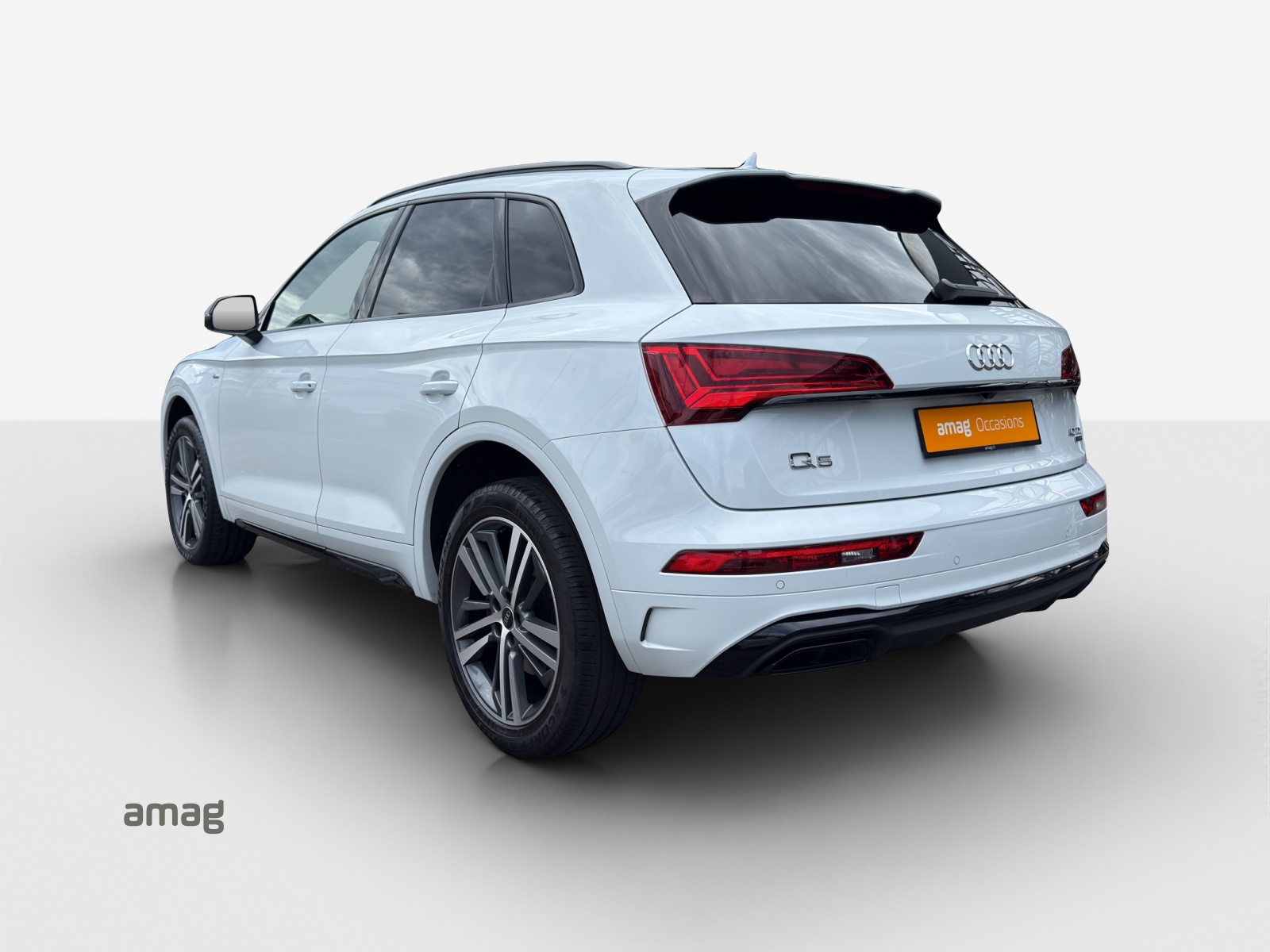 AUDI Q5 40 TDI Black Edition quattro S-tronic-image-2