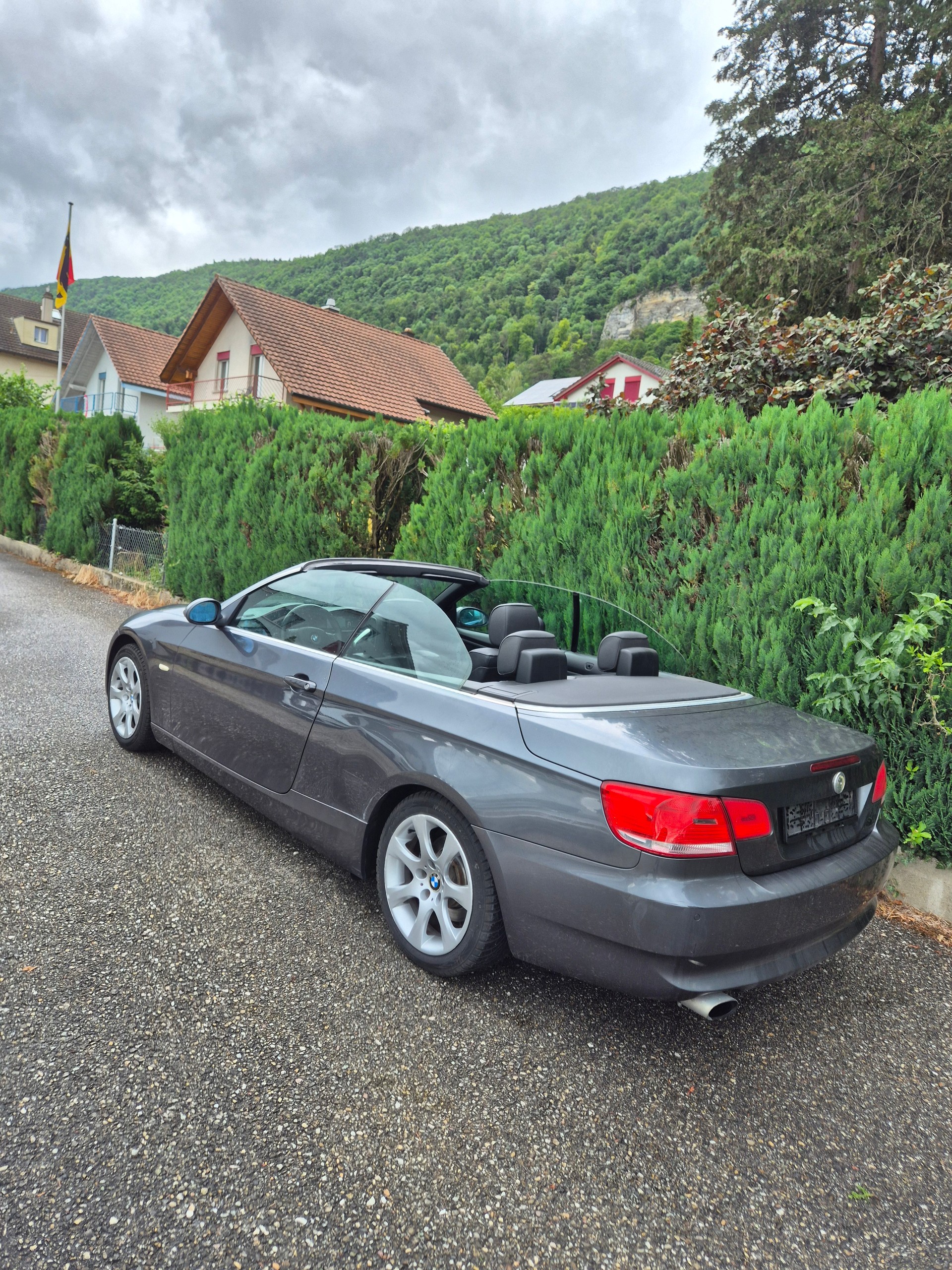 BMW 320i Cabriolet-image-1