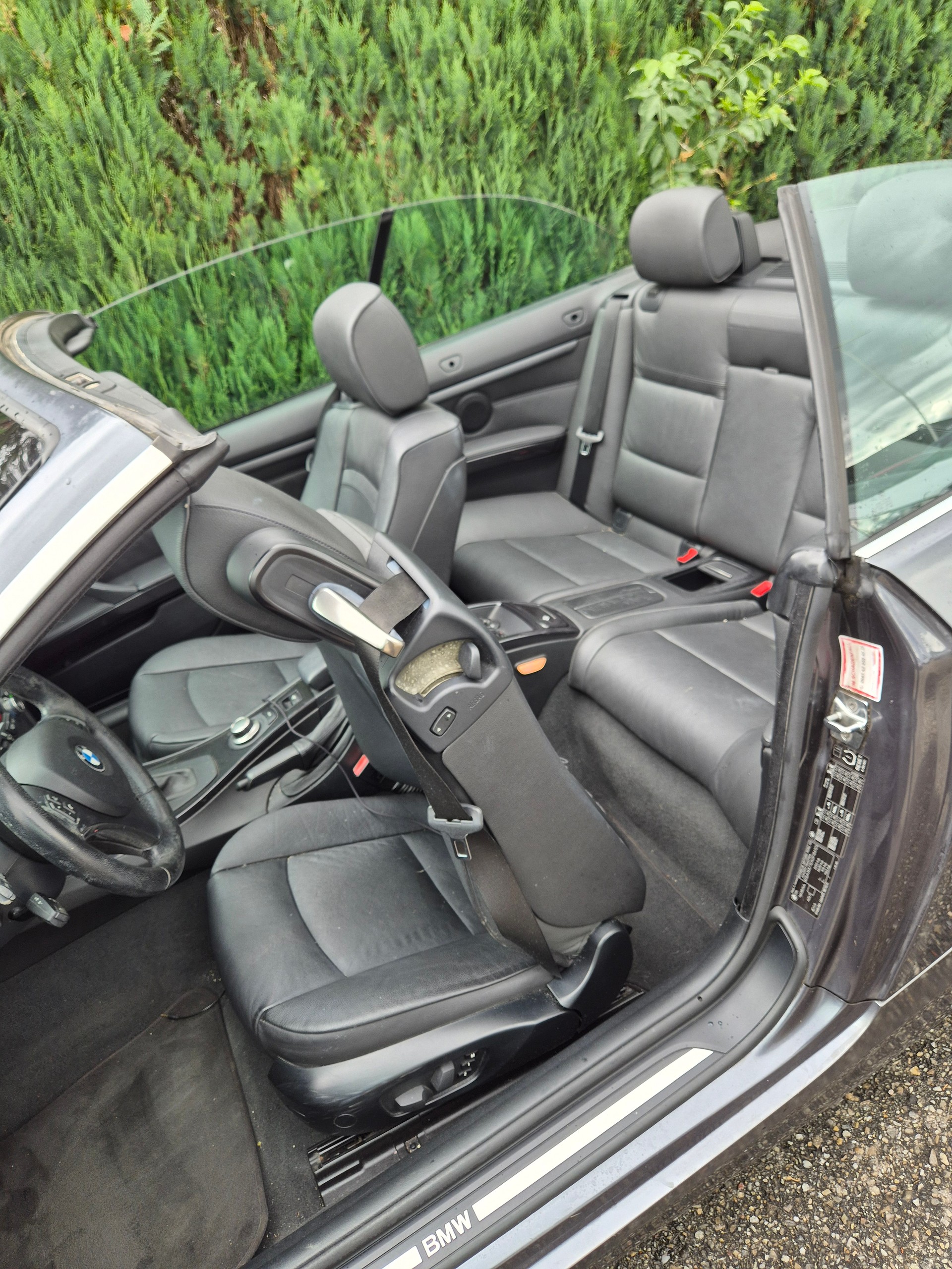 BMW 320i Cabriolet-image-10