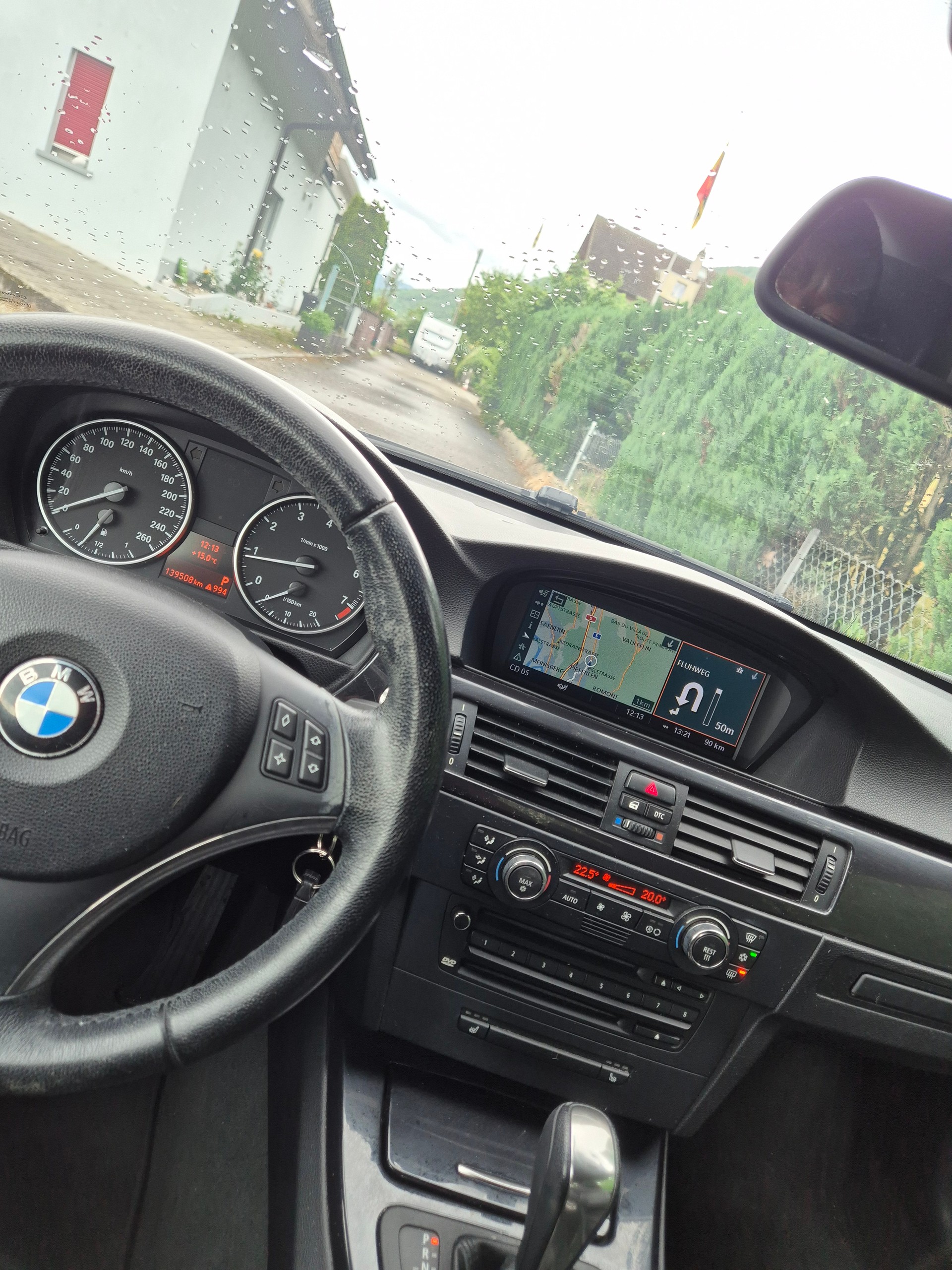 BMW 320i Cabriolet-image-9