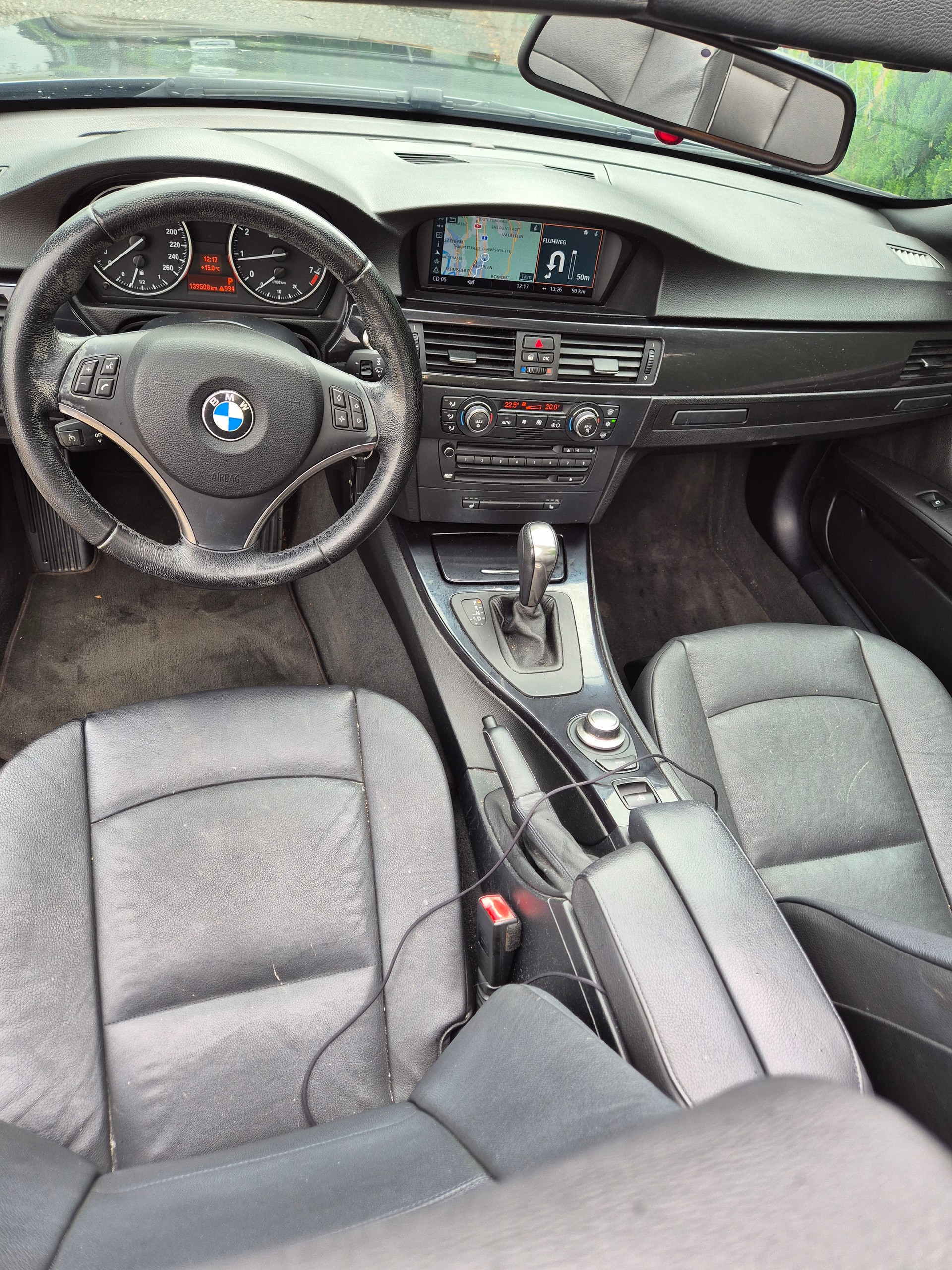 BMW 320i Cabriolet-image-12