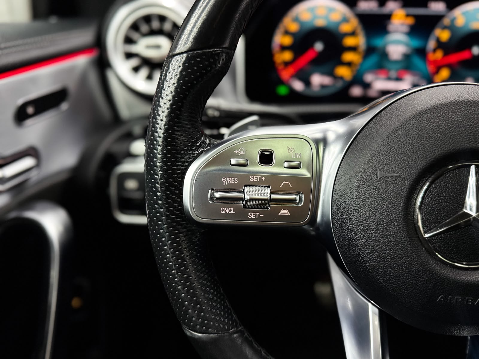 MERCEDES-BENZ CLA 250 4Matic AMG Line 7G-DCT-image-12