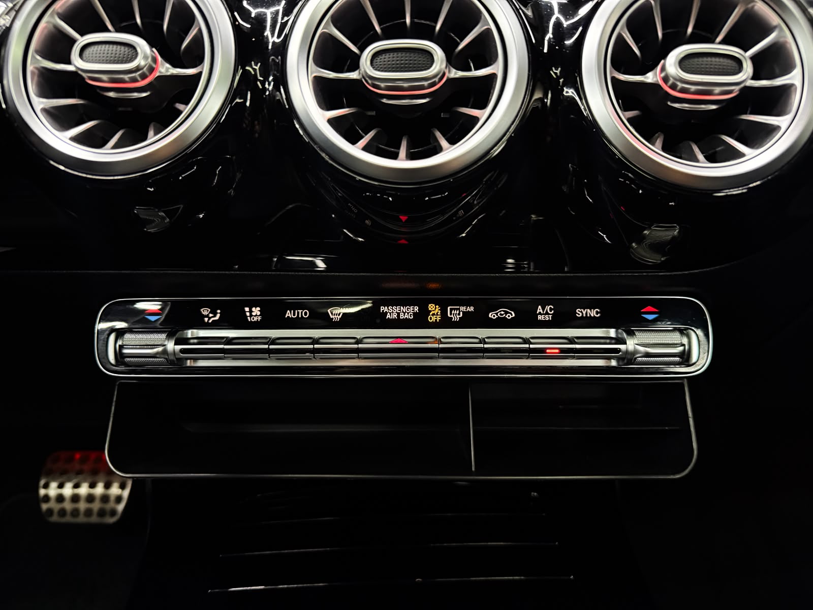 MERCEDES-BENZ CLA 250 4Matic AMG Line 7G-DCT-image-16
