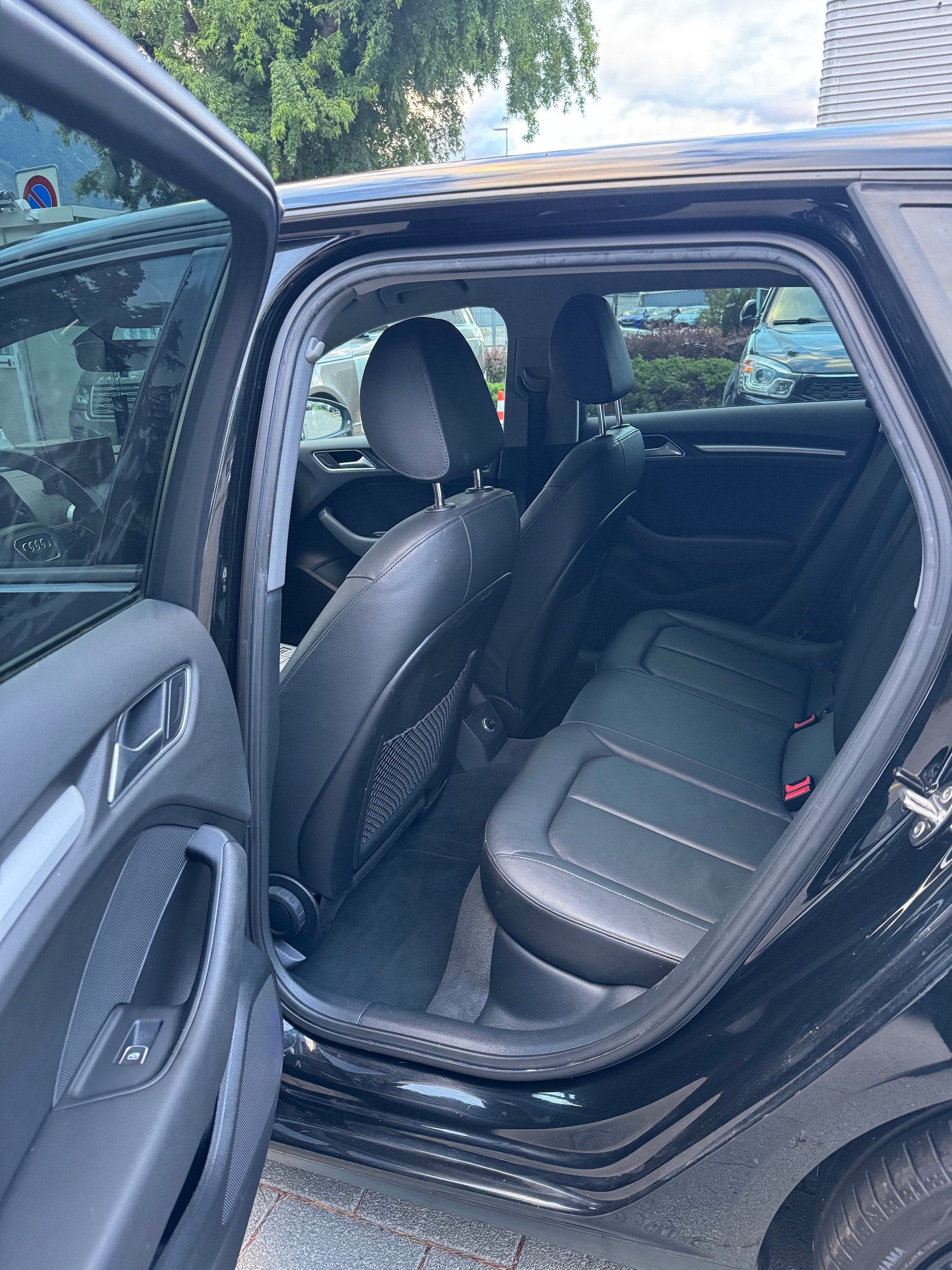 AUDI A3 Sportback 1.6 TDI S-tronic-image-4
