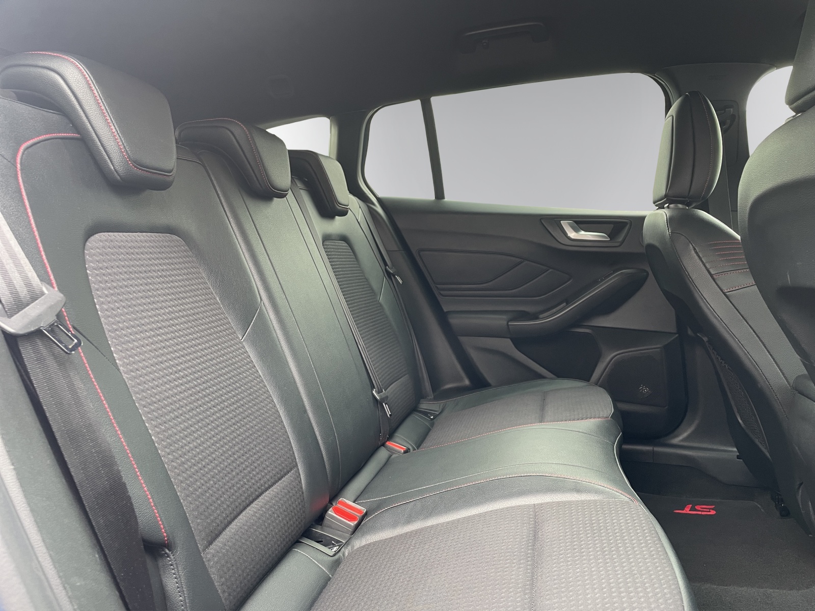 FORD Focus 2.0 TDCi ST Line Automatic-image-12