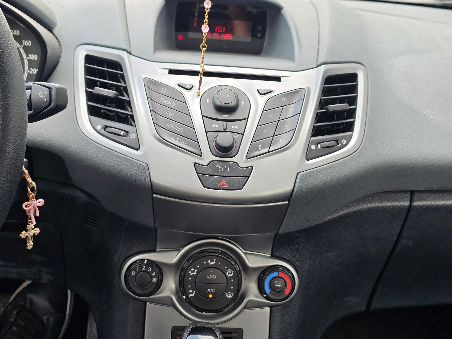 FORD Fiesta 1.4 16V Titanium Automatic-image-10