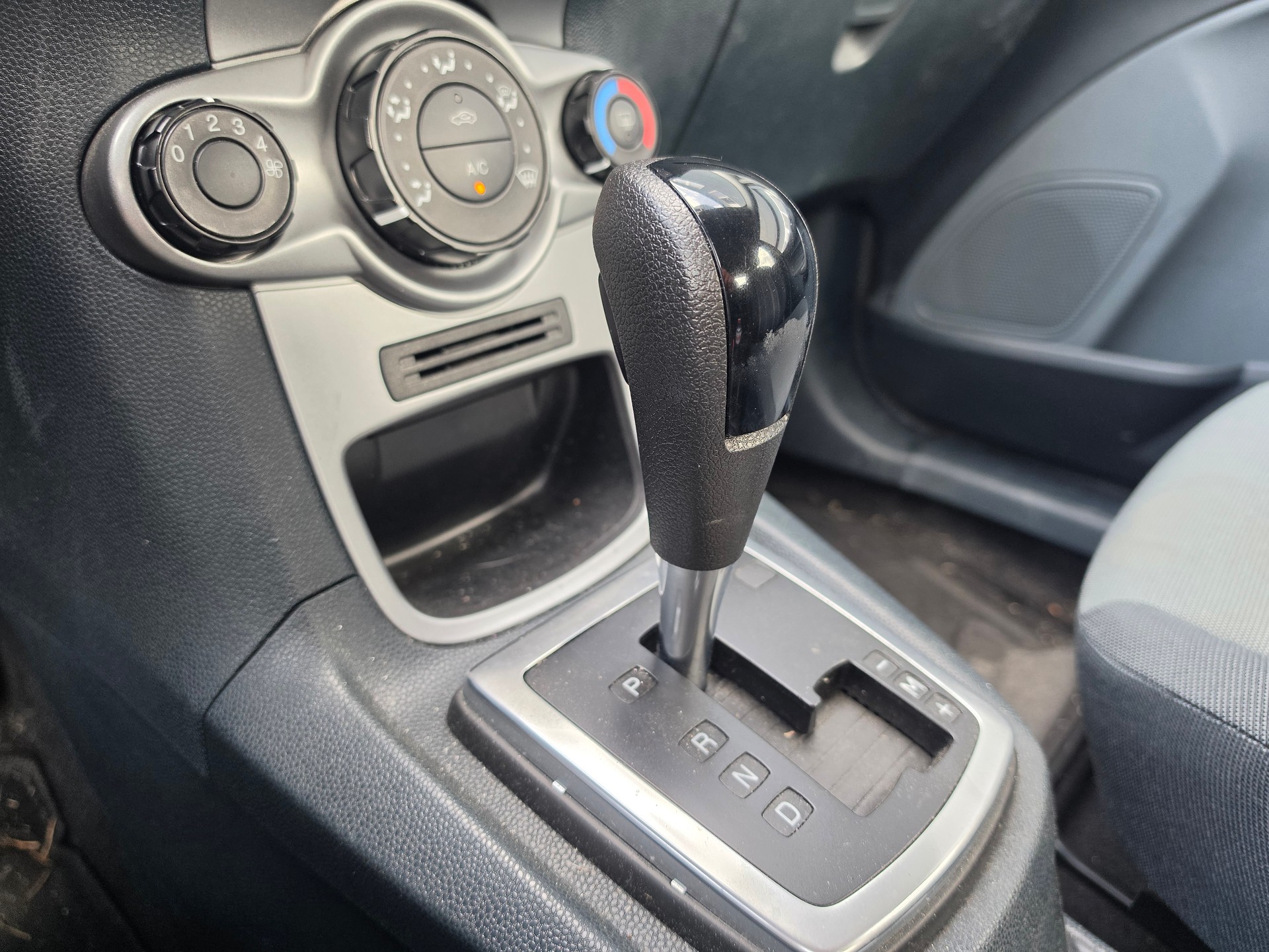 FORD Fiesta 1.4 16V Titanium Automatic-image-11