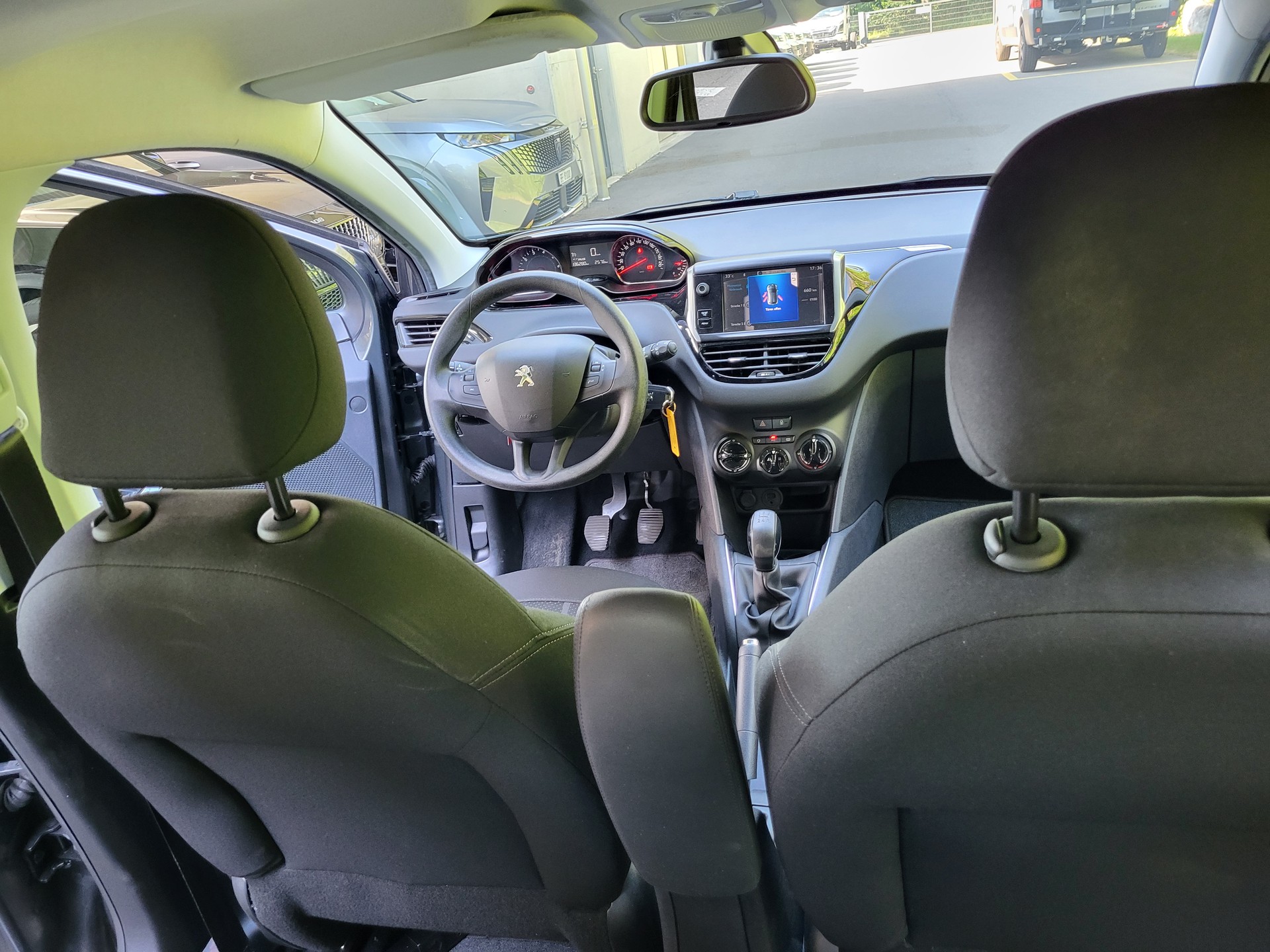 PEUGEOT 208 1.4 VTI Active-image-9