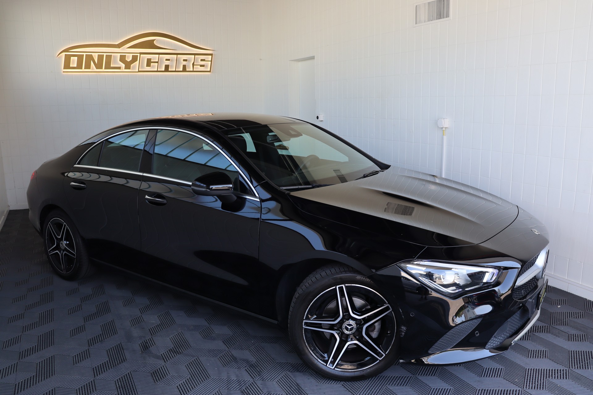 MERCEDES-BENZ CLA 180 Progressive 7G-DCT-showroom-element-2