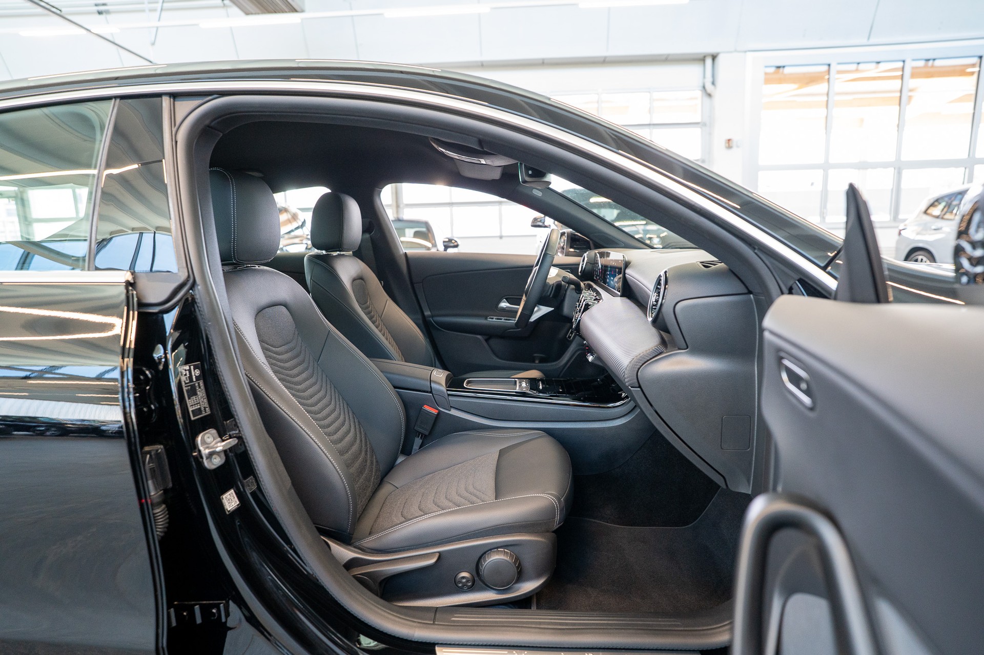 MERCEDES-BENZ CLA 180 Progressive / Facelift / Rückfahrkamera / Sitzheizung-image-14