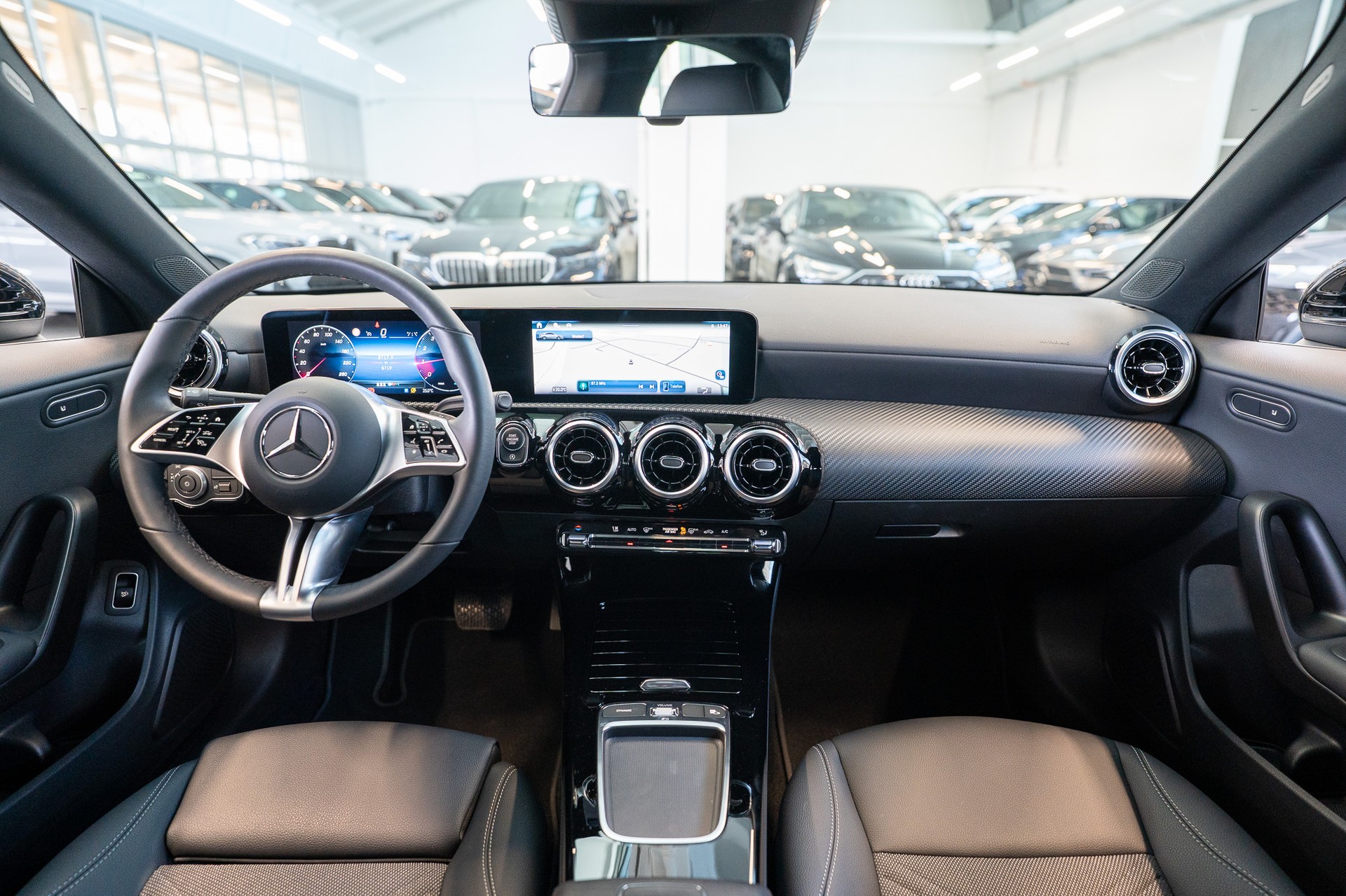MERCEDES-BENZ CLA 180 Progressive / Facelift / Rückfahrkamera / Sitzheizung-image-16