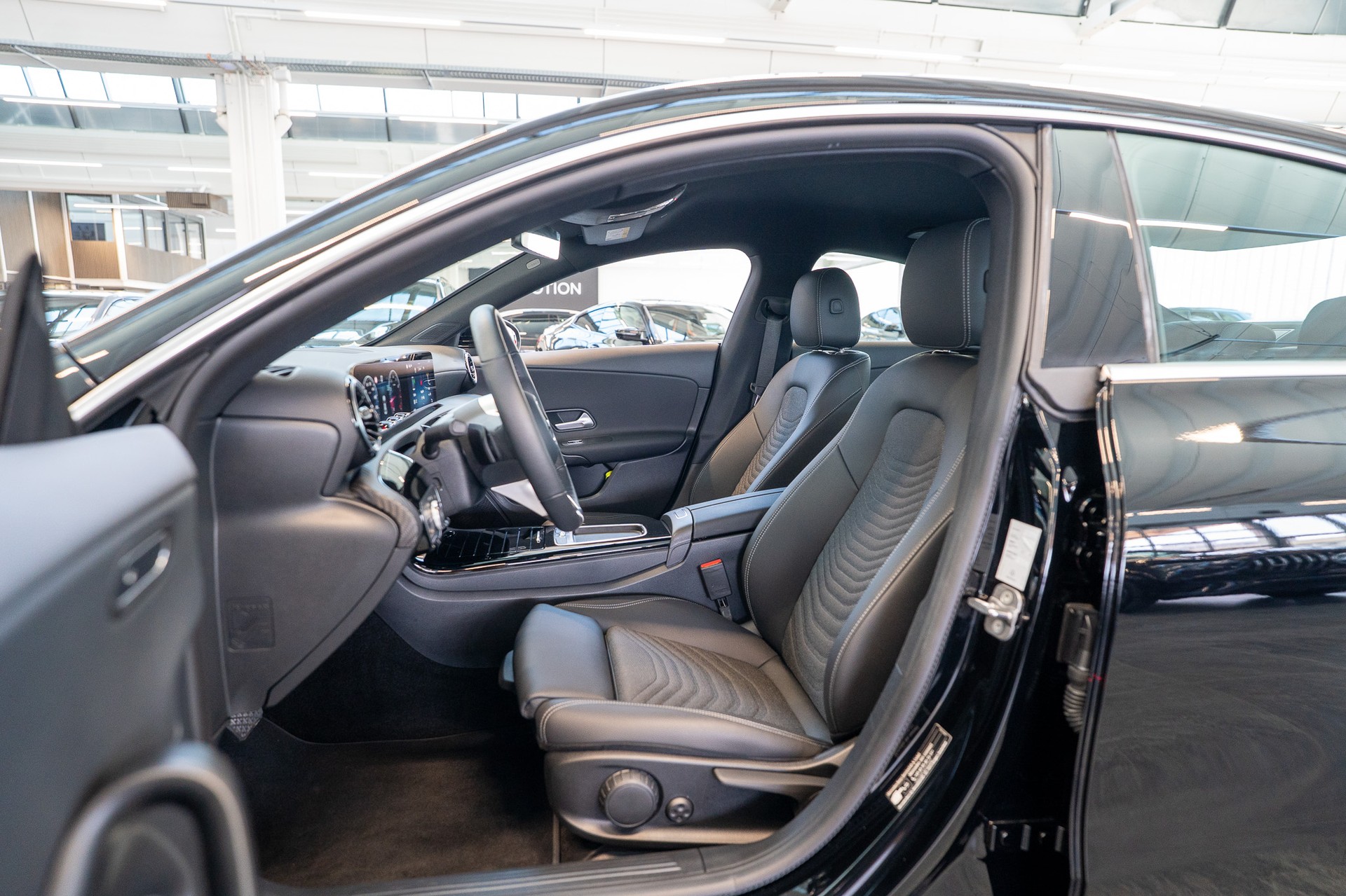 MERCEDES-BENZ CLA 180 Progressive / Facelift / Rückfahrkamera / Sitzheizung-image-8