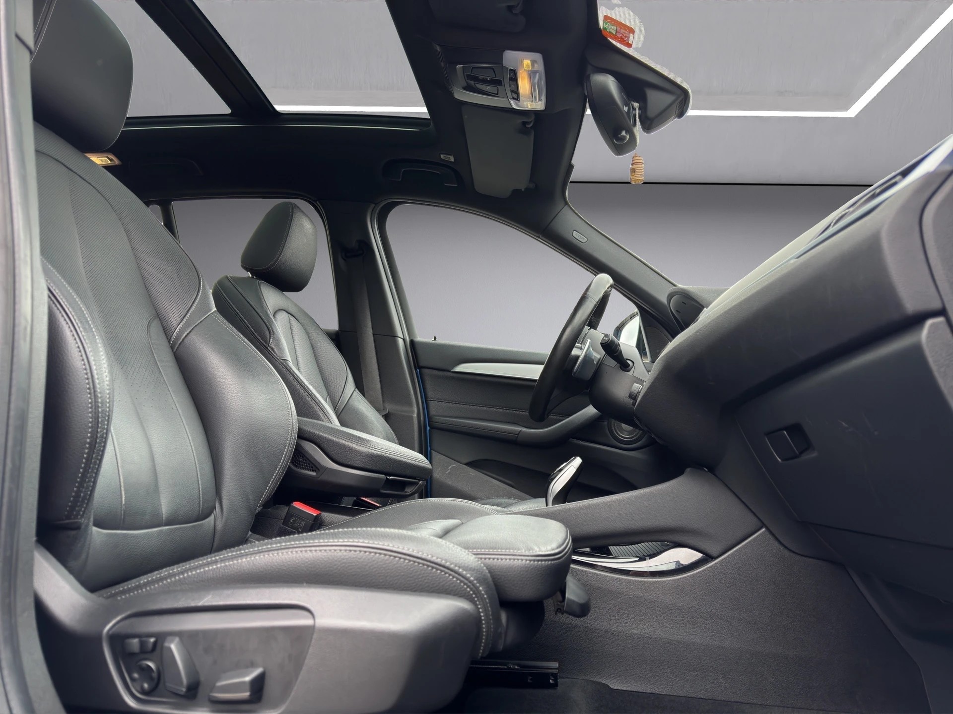 BMW X1 xDrive M Sport Swiss Edition-image-8