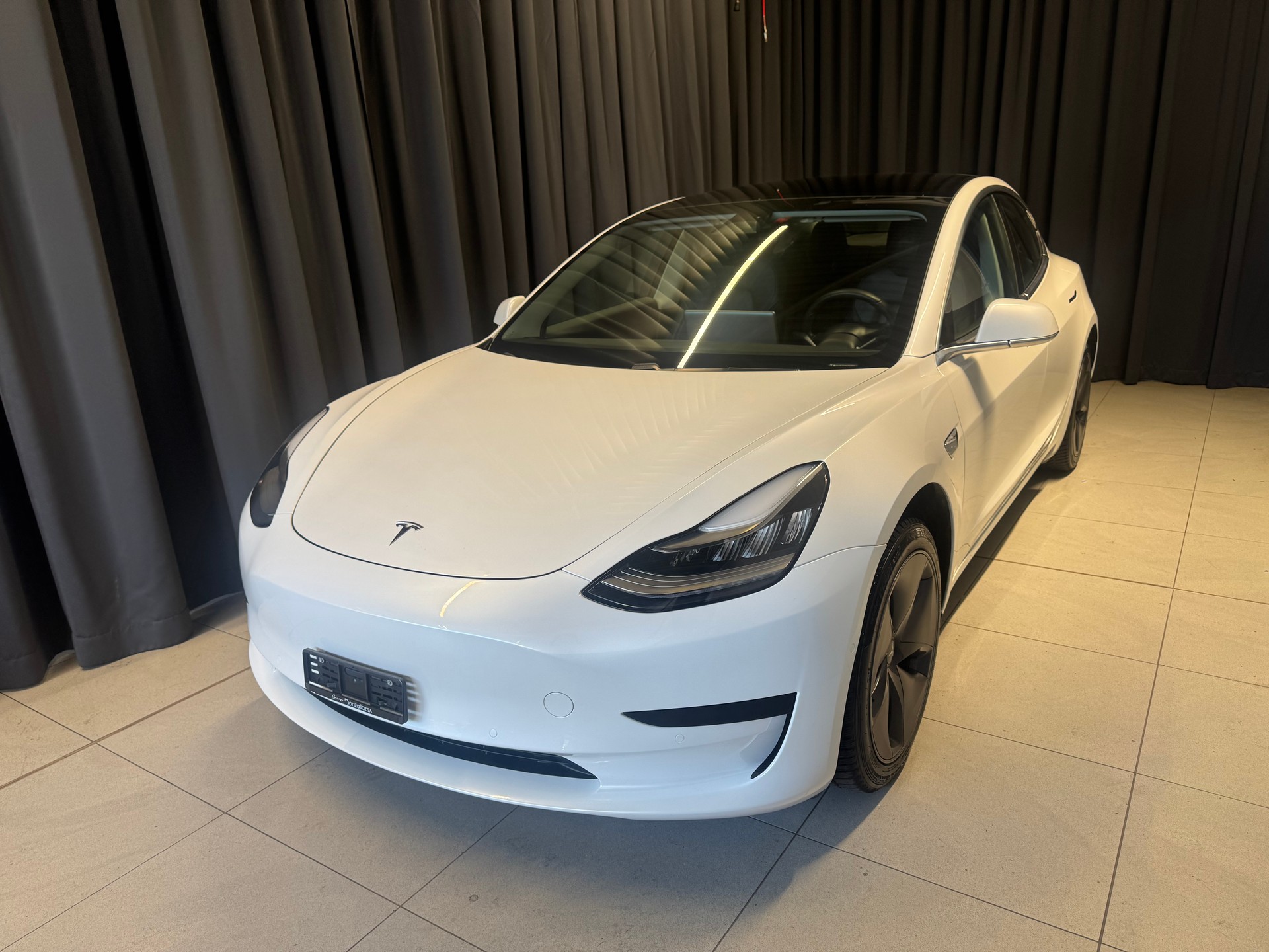 TESLA Model 3 Long Range RWD (32)-showroom-element-2