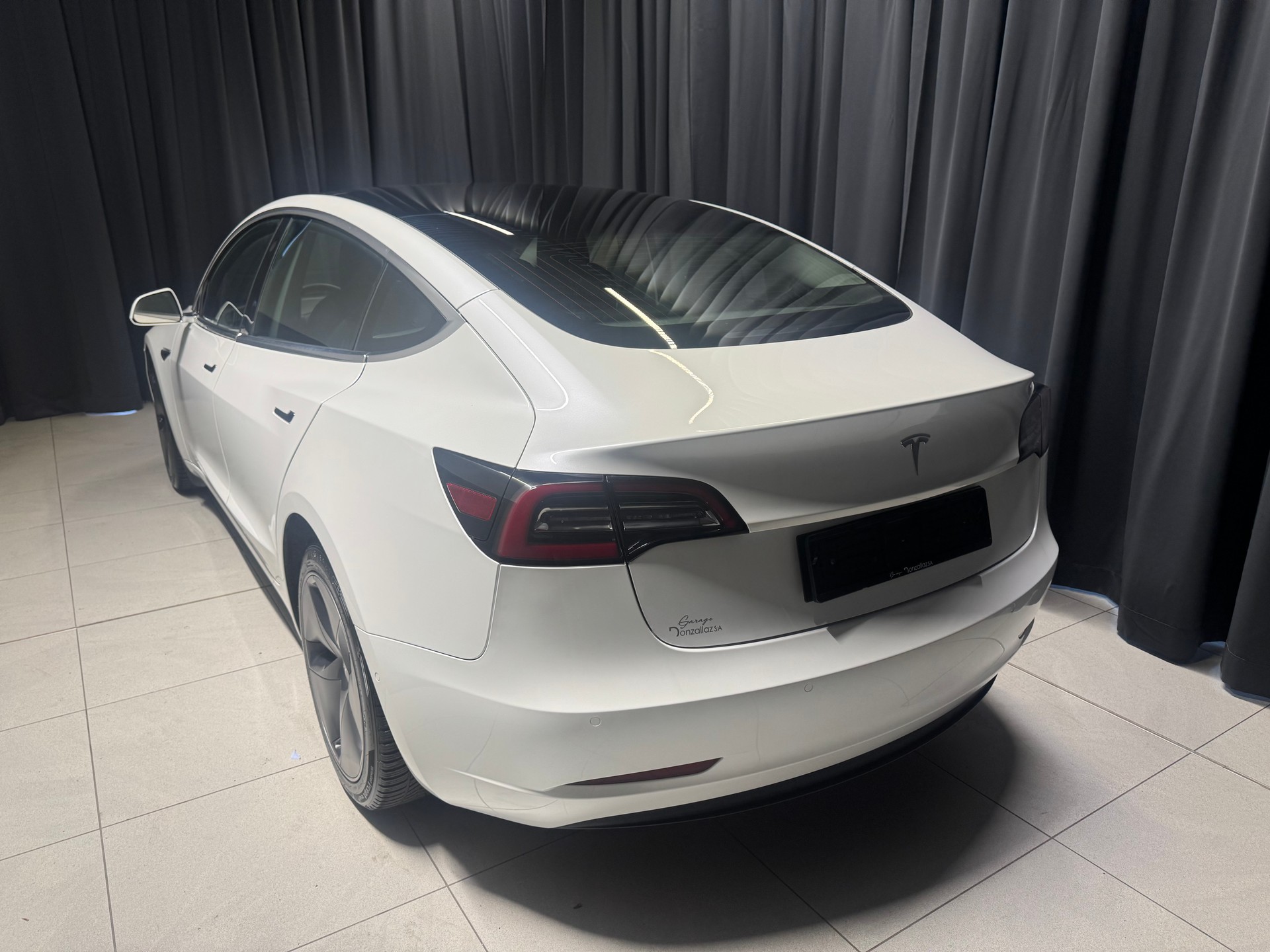TESLA Model 3 Long Range RWD (32)-showroom-element-3