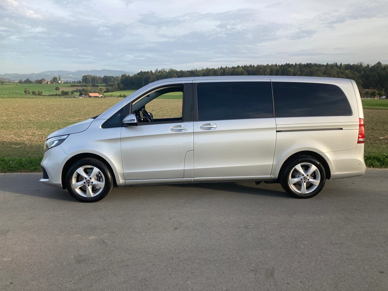 MERCEDES-BENZ V 220 d Trend lang 4Matic 9G-Tronic 7 Sitzer mit Anhängerkupplung-image-4