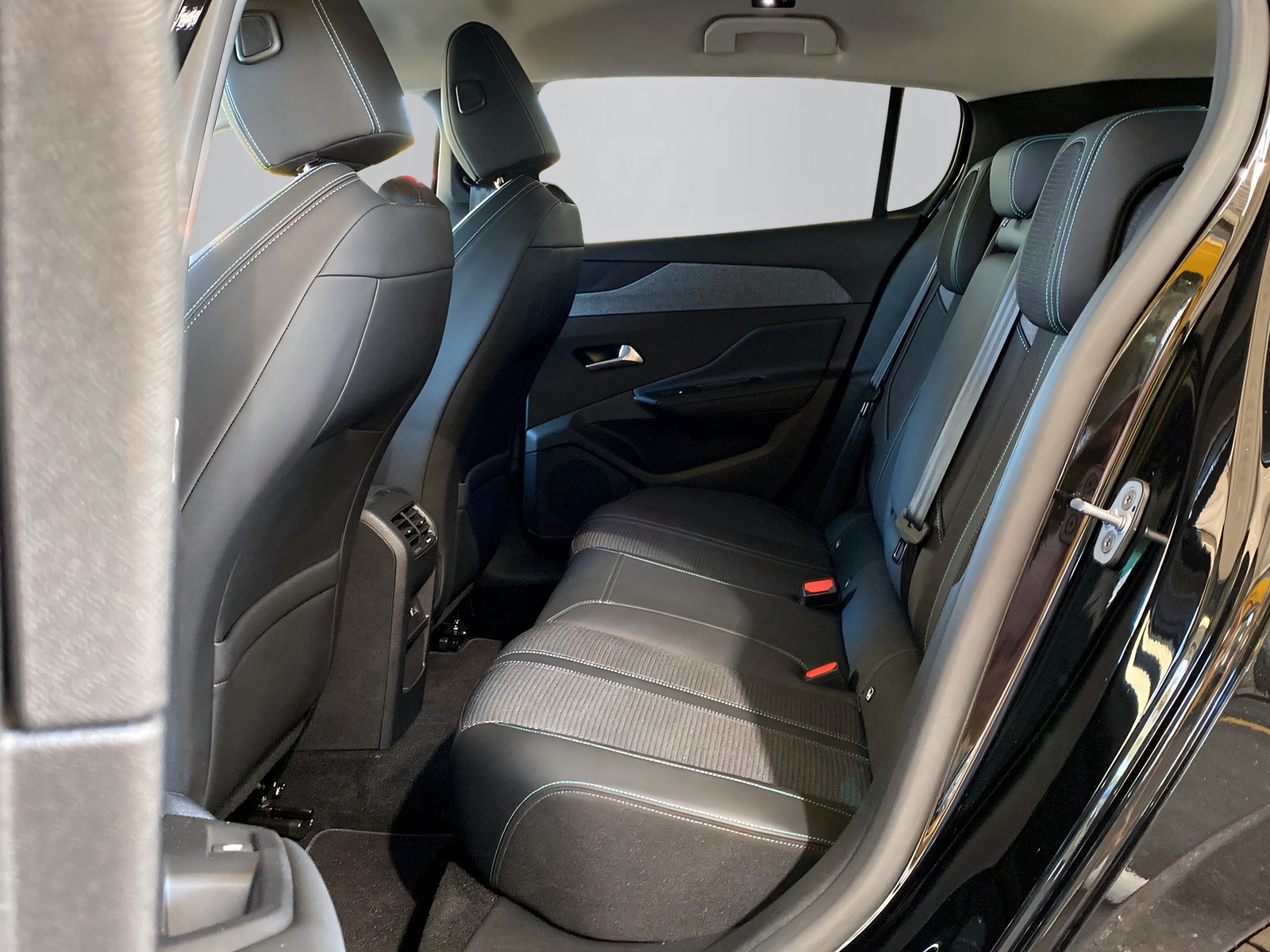 PEUGEOT 308 1.2 PureTech Allure-image-6