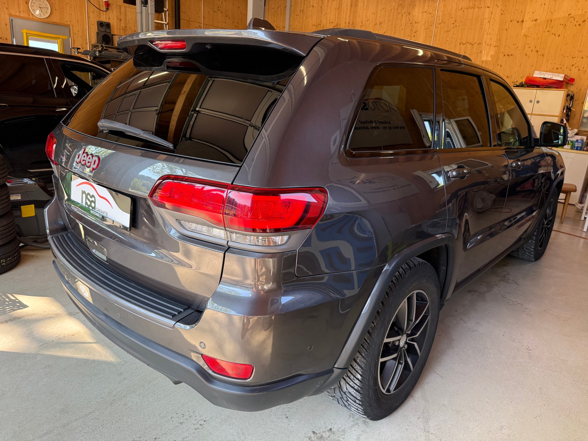 JEEP Grand Cherokee 3.0 CRD 75th Anniversary Automatic-showroom-element-3