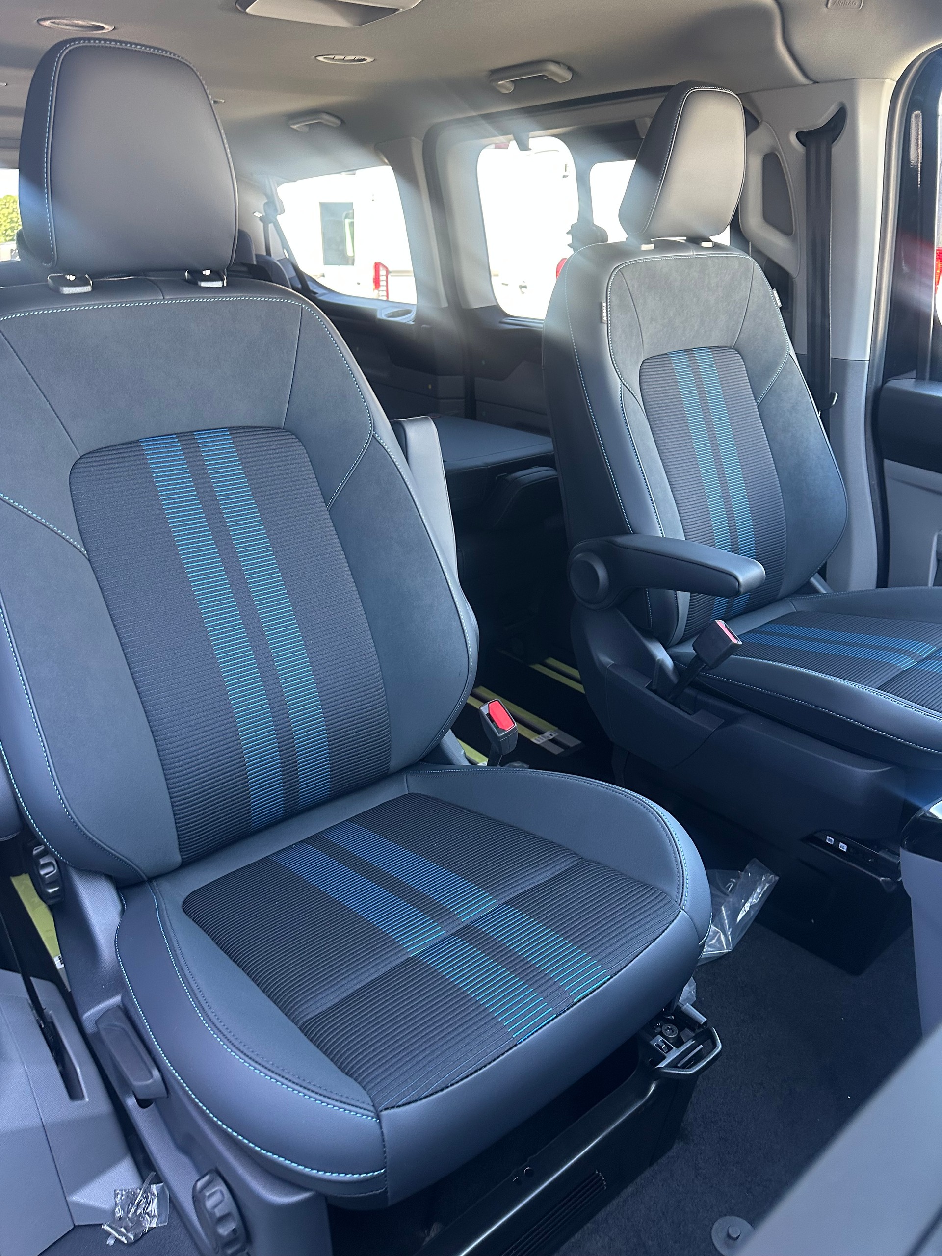 FORD Tourneo Custom 320 L1 2.0 EcoBl Sport/170CV/Aut.4x4-image-15