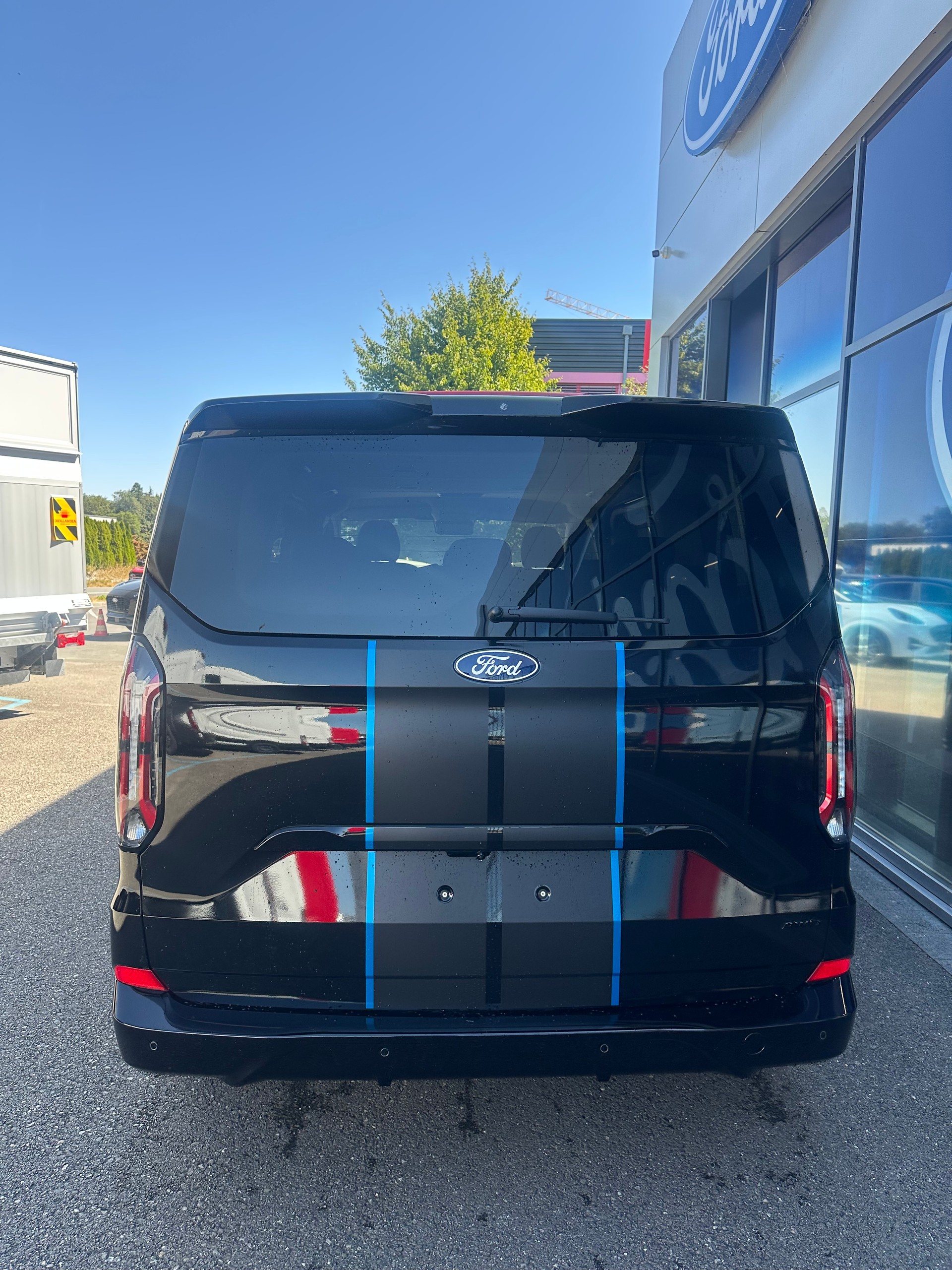 FORD Tourneo Custom 320 L1 2.0 EcoBl Sport/170CV/Aut.4x4-image-4
