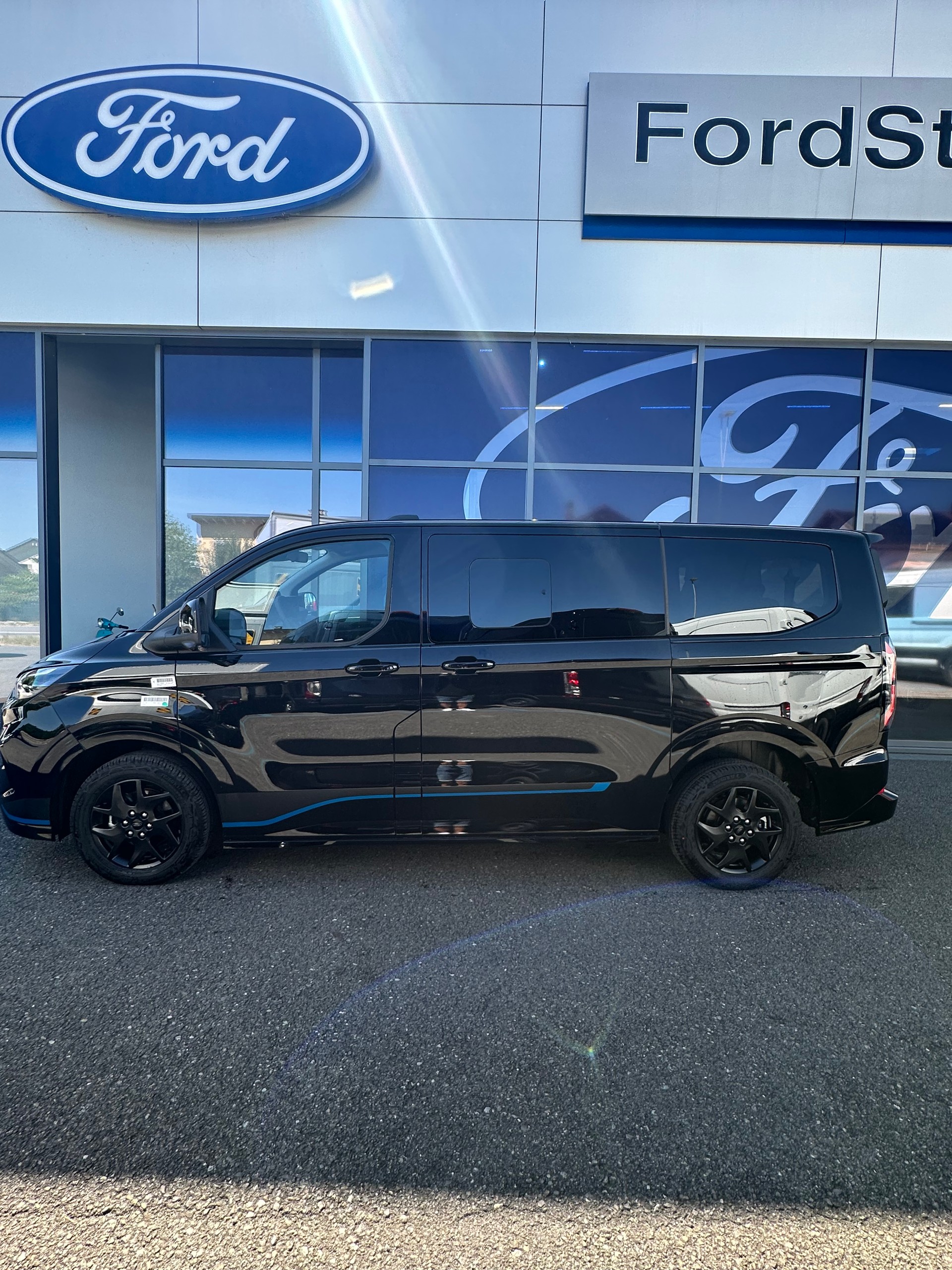 FORD Tourneo Custom 320 L1 2.0 EcoBl Sport/170CV/Aut.4x4-image-2