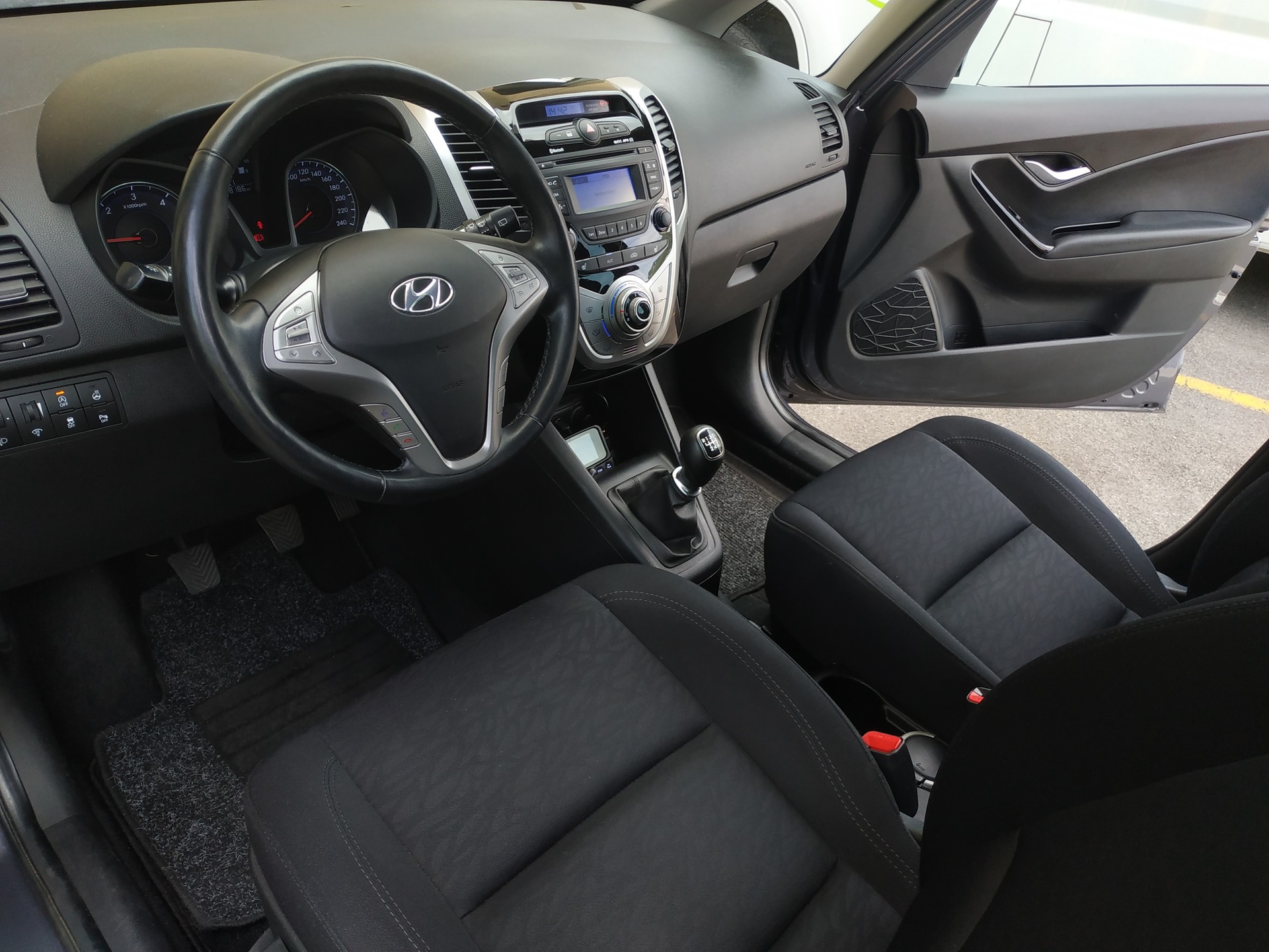 HYUNDAI iX20 1.6 CRDi Amplia-image-9