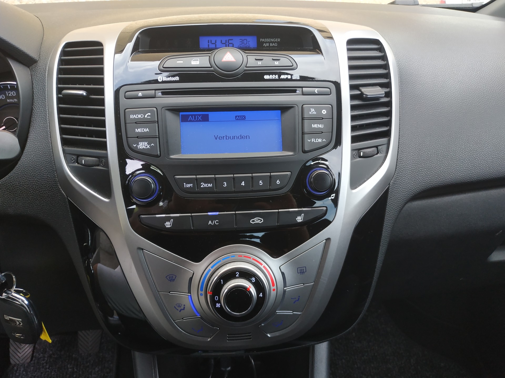 HYUNDAI iX20 1.6 CRDi Amplia-image-12