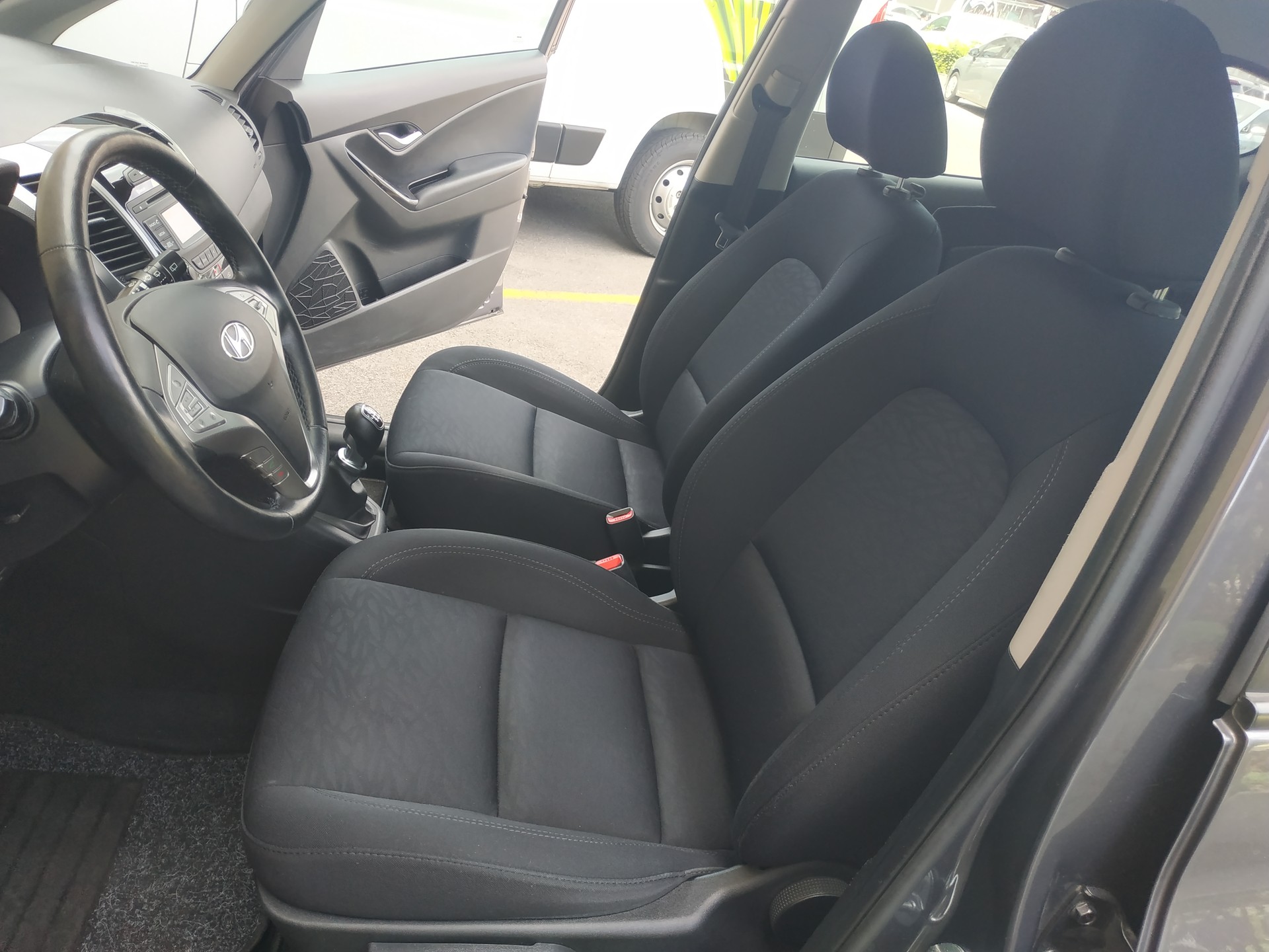 HYUNDAI iX20 1.6 CRDi Amplia-image-11