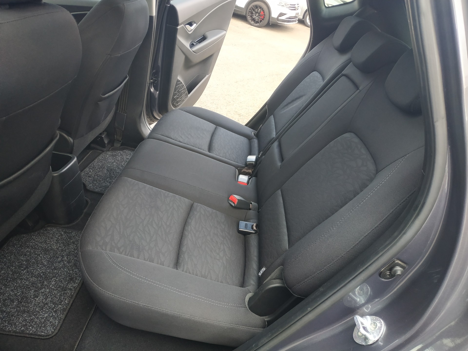 HYUNDAI iX20 1.6 CRDi Amplia-image-17