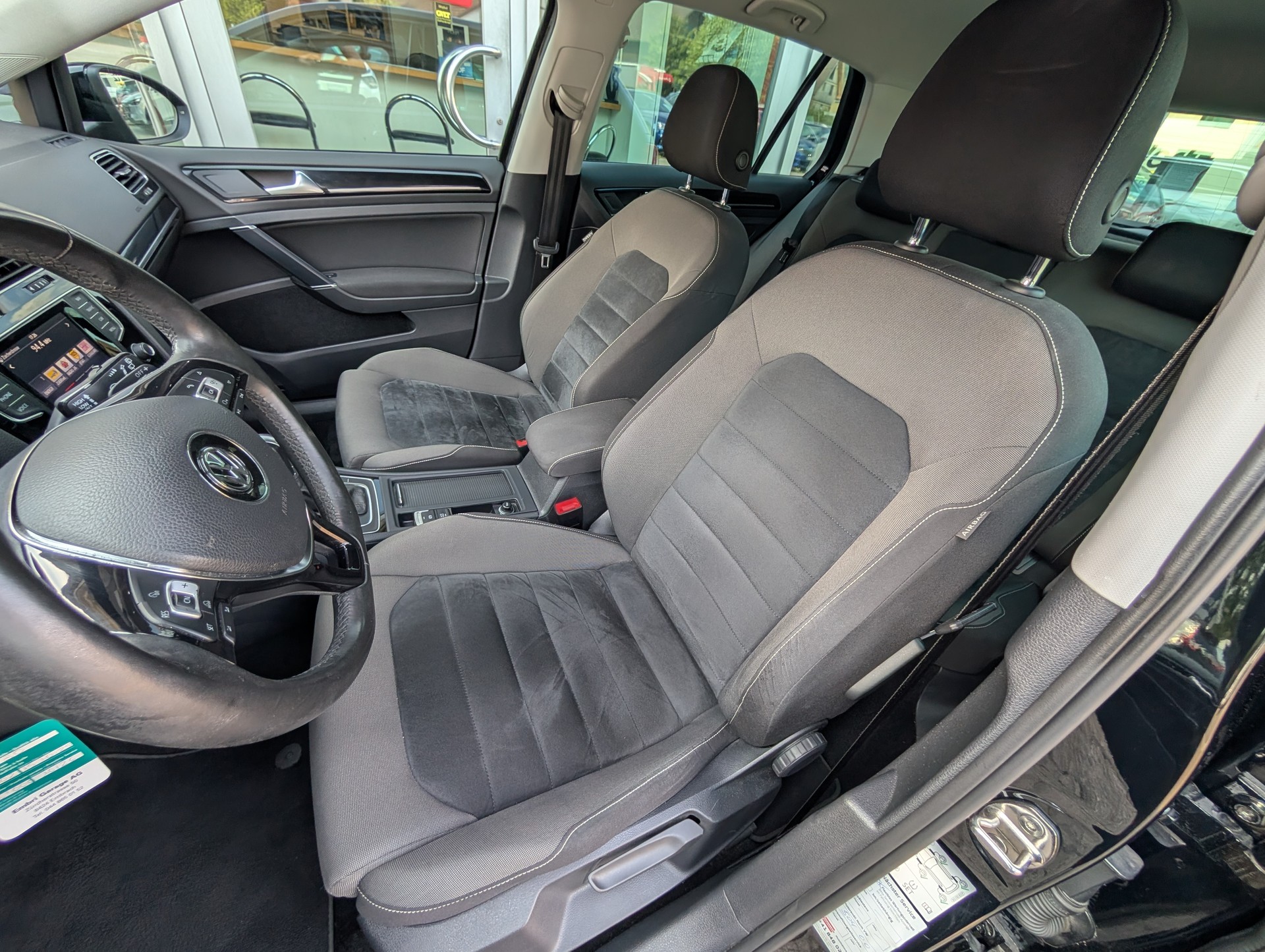 VW Golf 1.4 TSI R-Line Design DSG-image-12