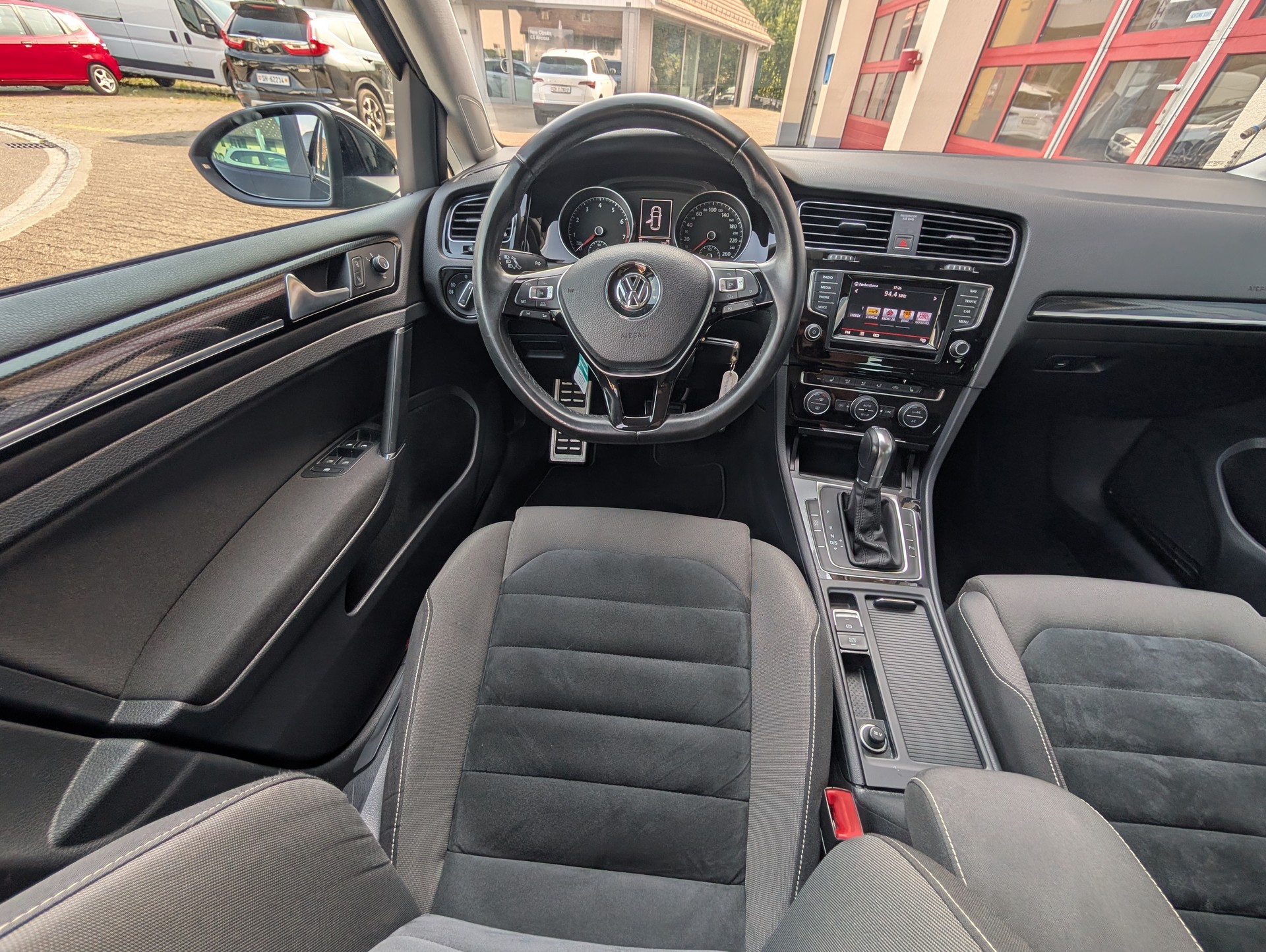 VW Golf 1.4 TSI R-Line Design DSG-image-11