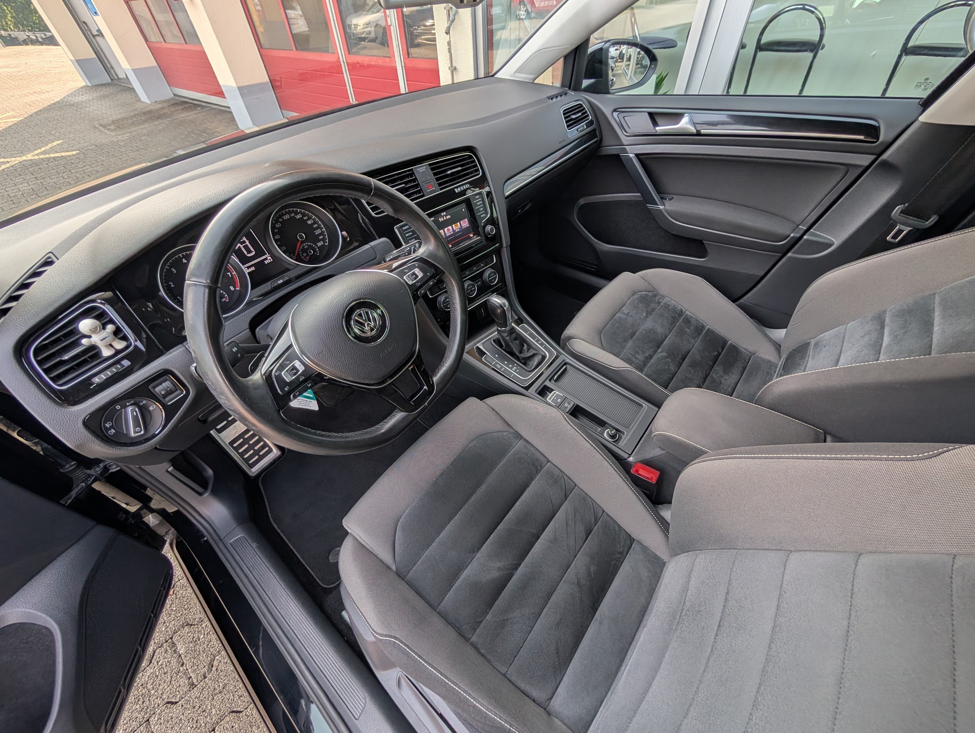 VW Golf 1.4 TSI R-Line Design DSG-image-13