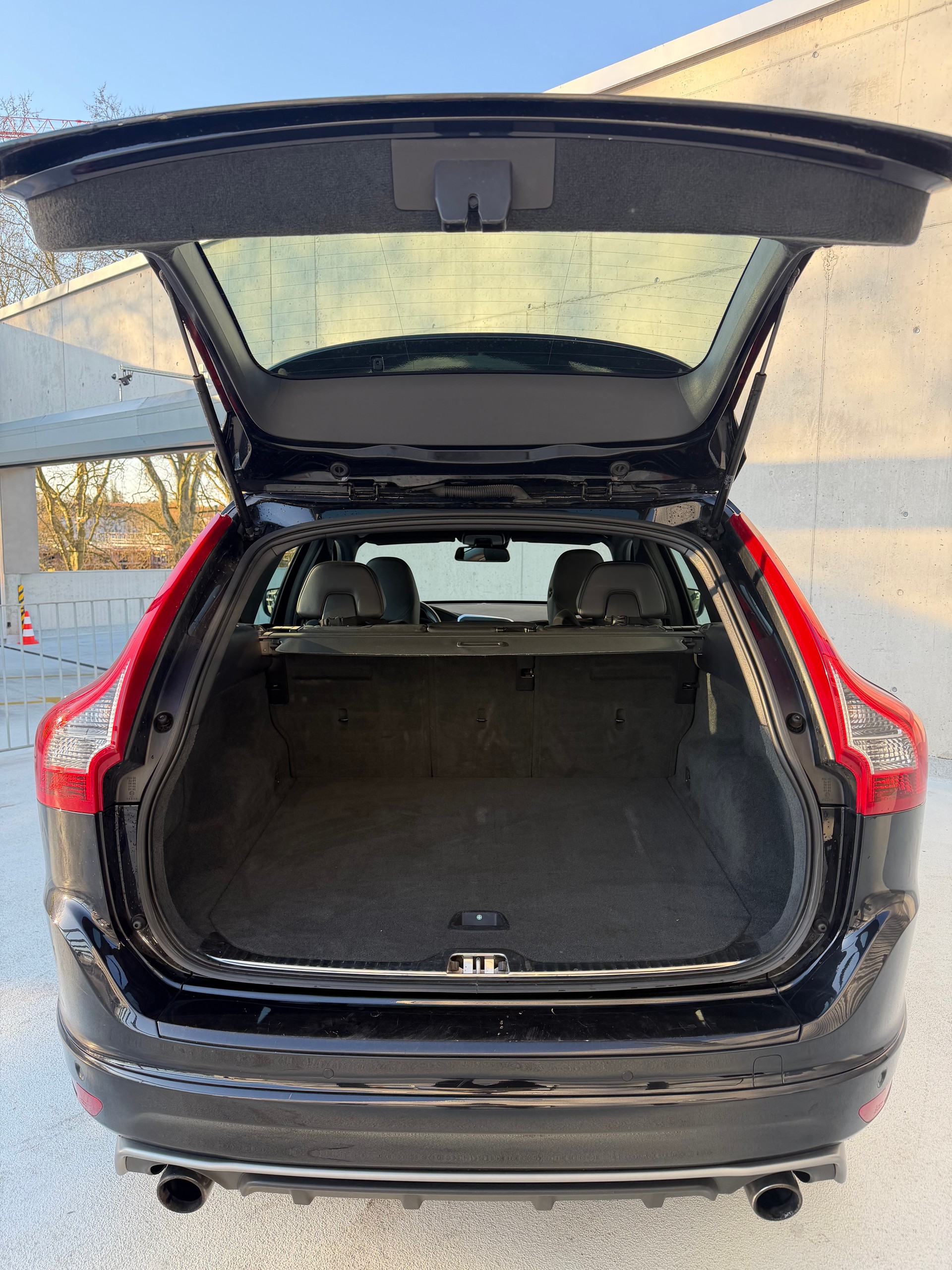 VOLVO XC60 3.0 T6 Summum R-Design AWD-image-5