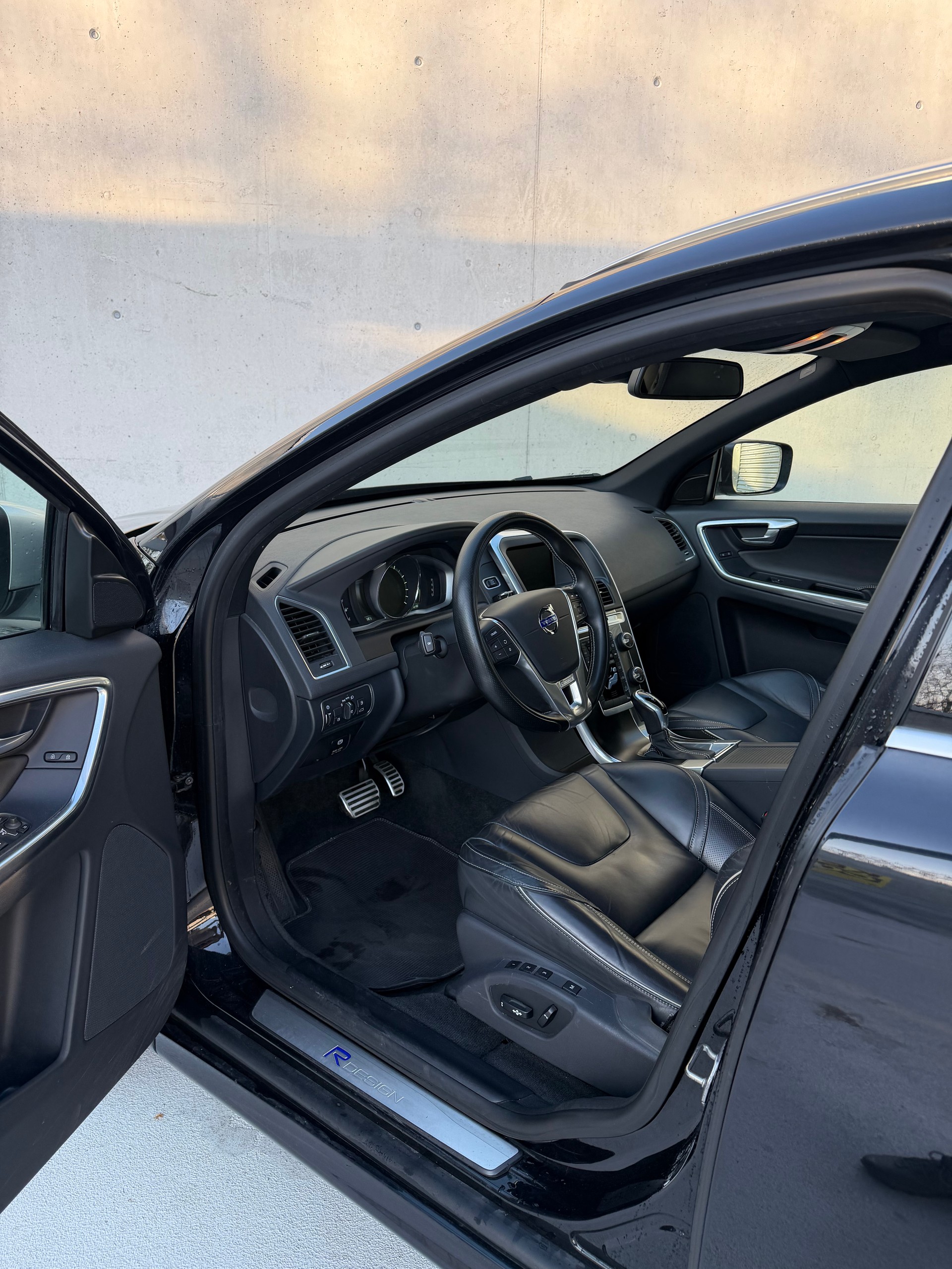 VOLVO XC60 3.0 T6 Summum R-Design AWD-image-3