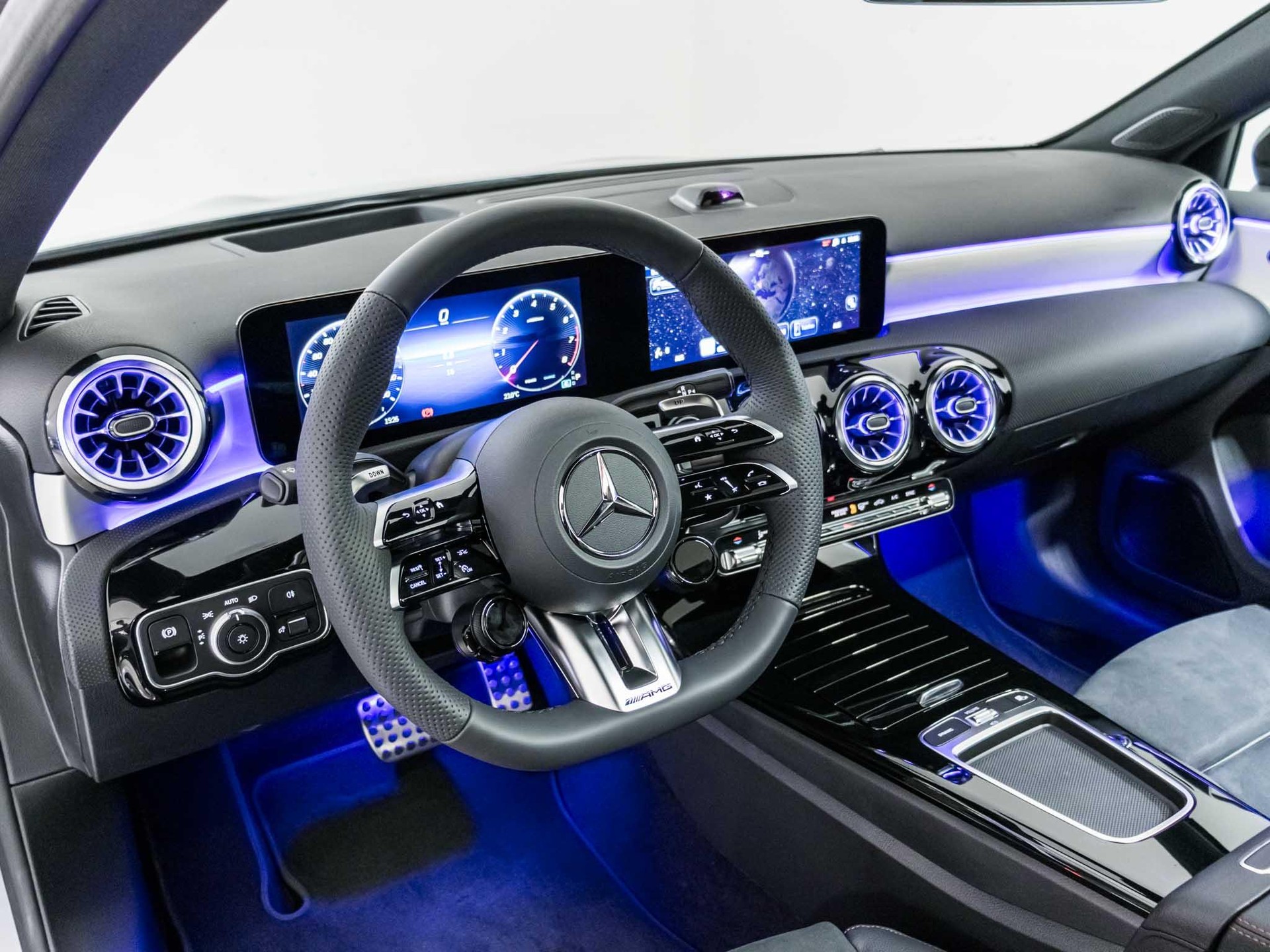 MERCEDES-BENZ A 35 AMG 4MATIC-image-9