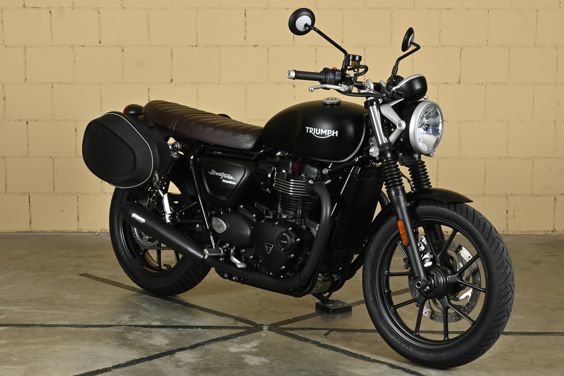 TRIUMPH Street Twin 900 i-showroom-element-1