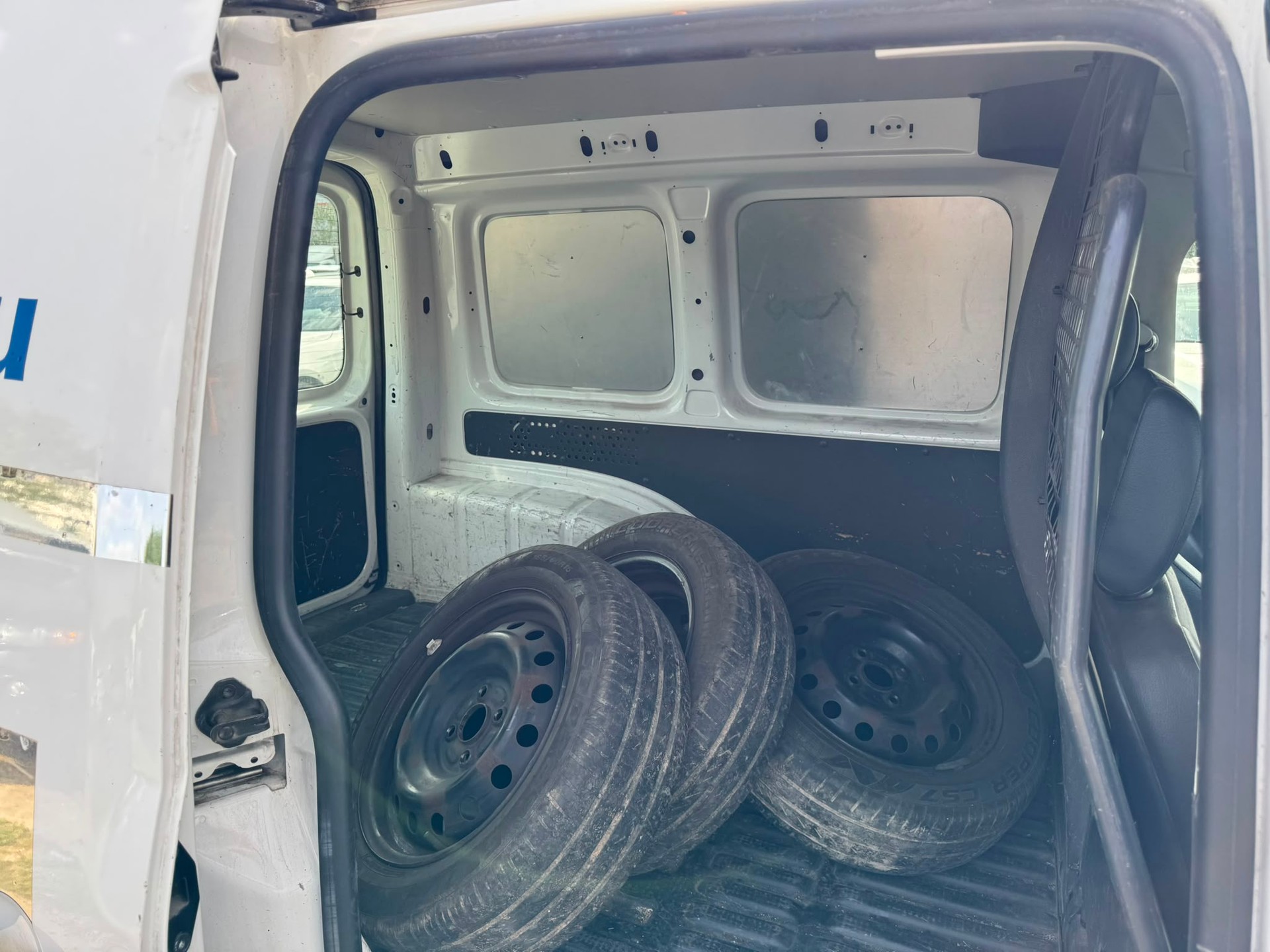 VW Caddy 1.2TSI Entry-image-11