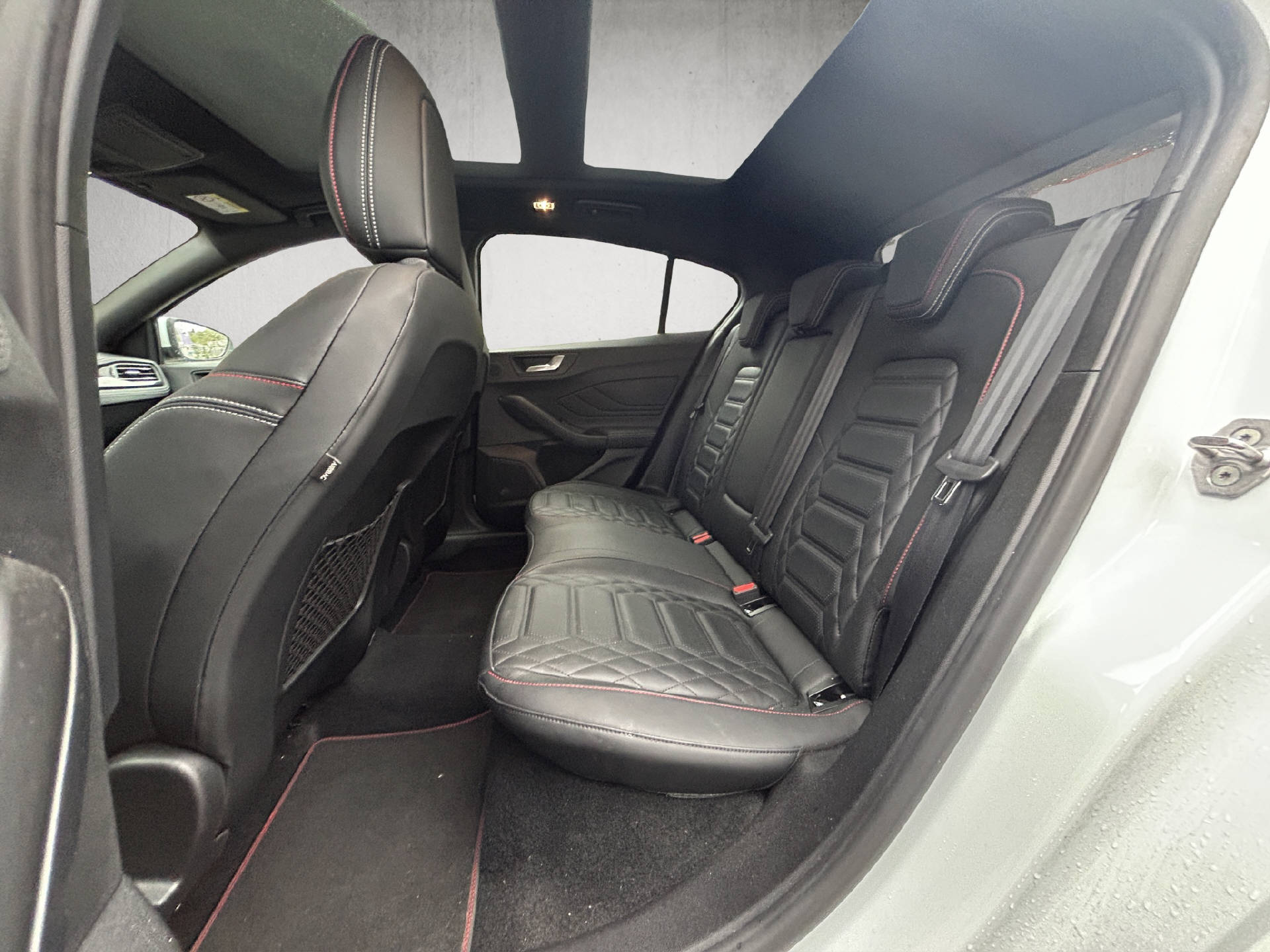 FORD Focus 1.0i EcoB Hybrid 155 ST-Line Vignale-image-13