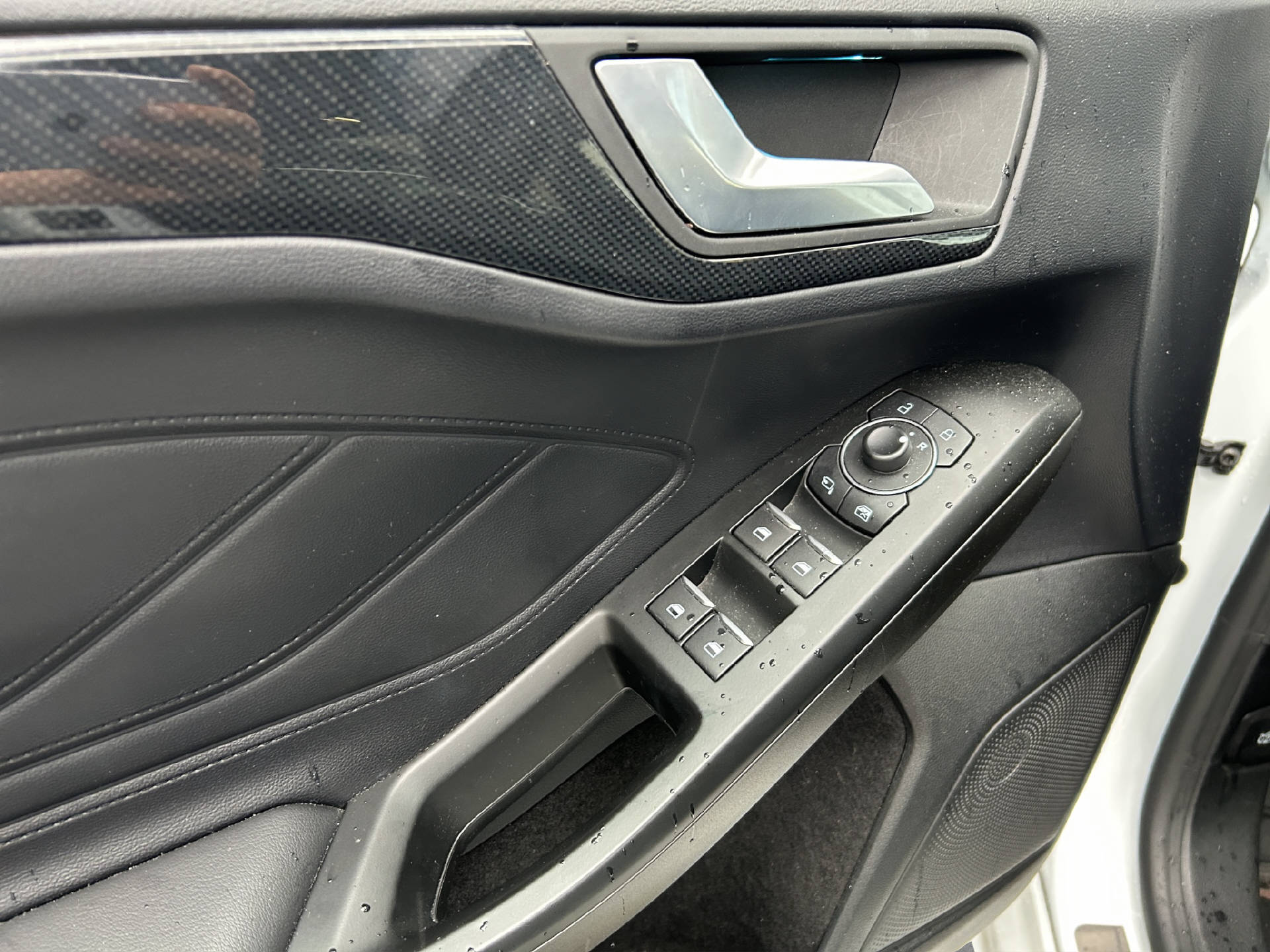 FORD Focus 1.0i EcoB Hybrid 155 ST-Line Vignale-image-12