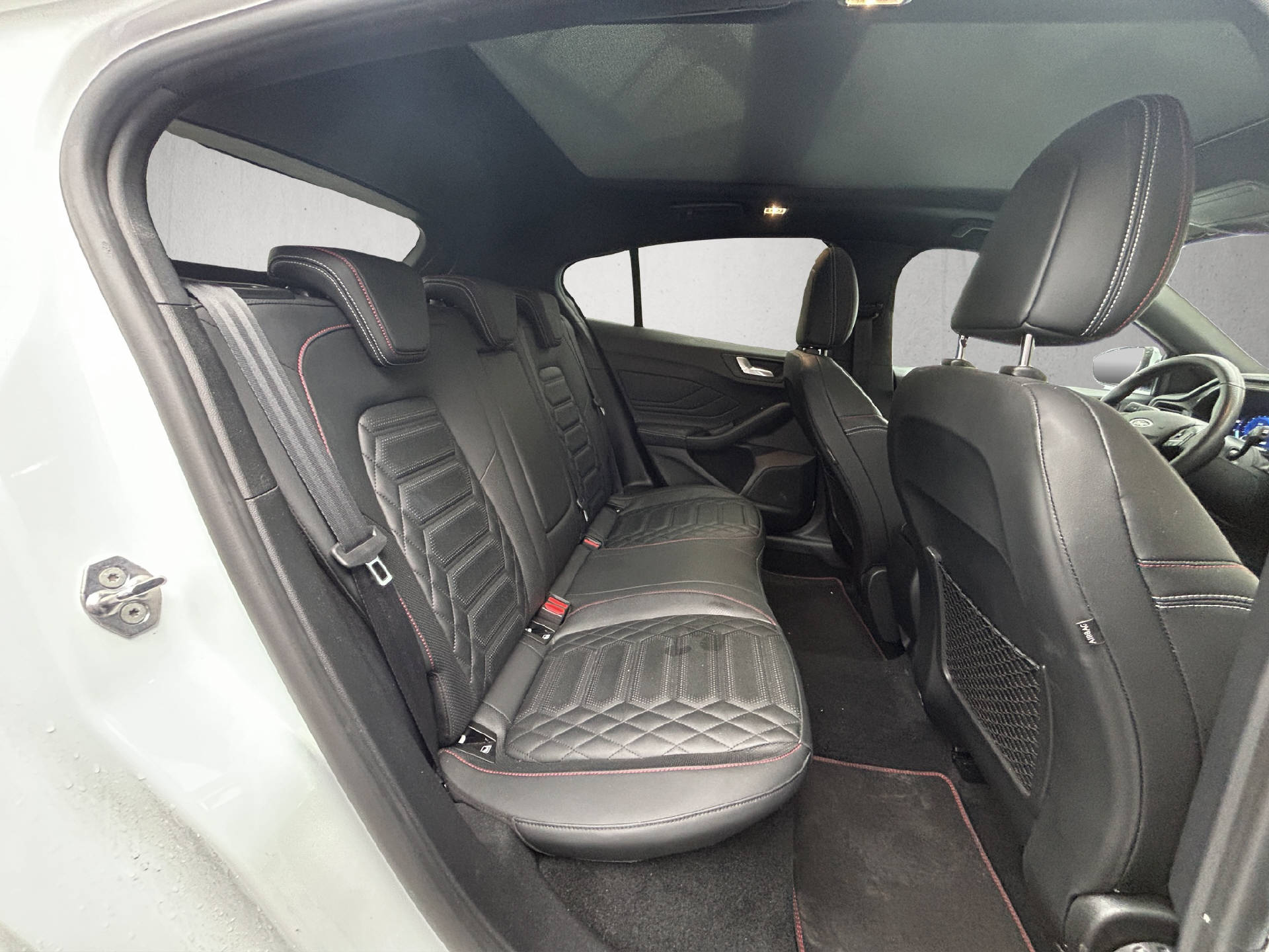 FORD Focus 1.0i EcoB Hybrid 155 ST-Line Vignale-image-19