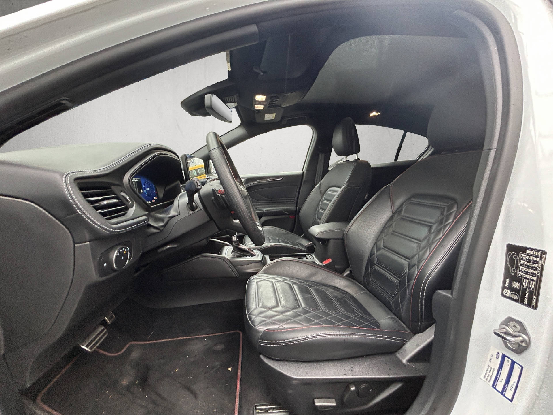 FORD Focus 1.0i EcoB Hybrid 155 ST-Line Vignale-image-9