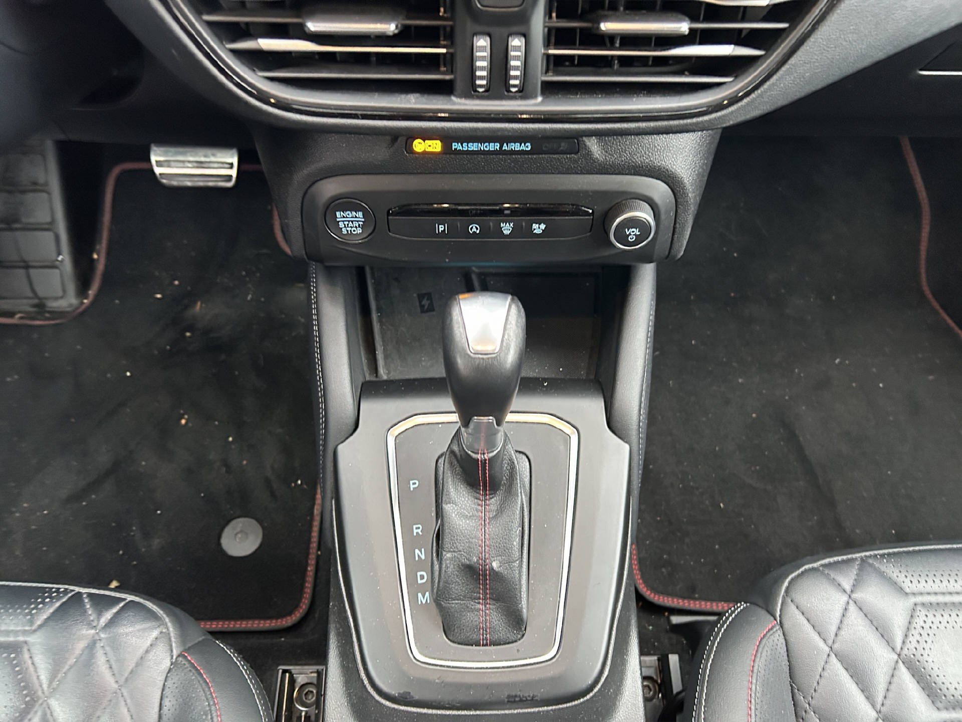 FORD Focus 1.0i EcoB Hybrid 155 ST-Line Vignale-image-16