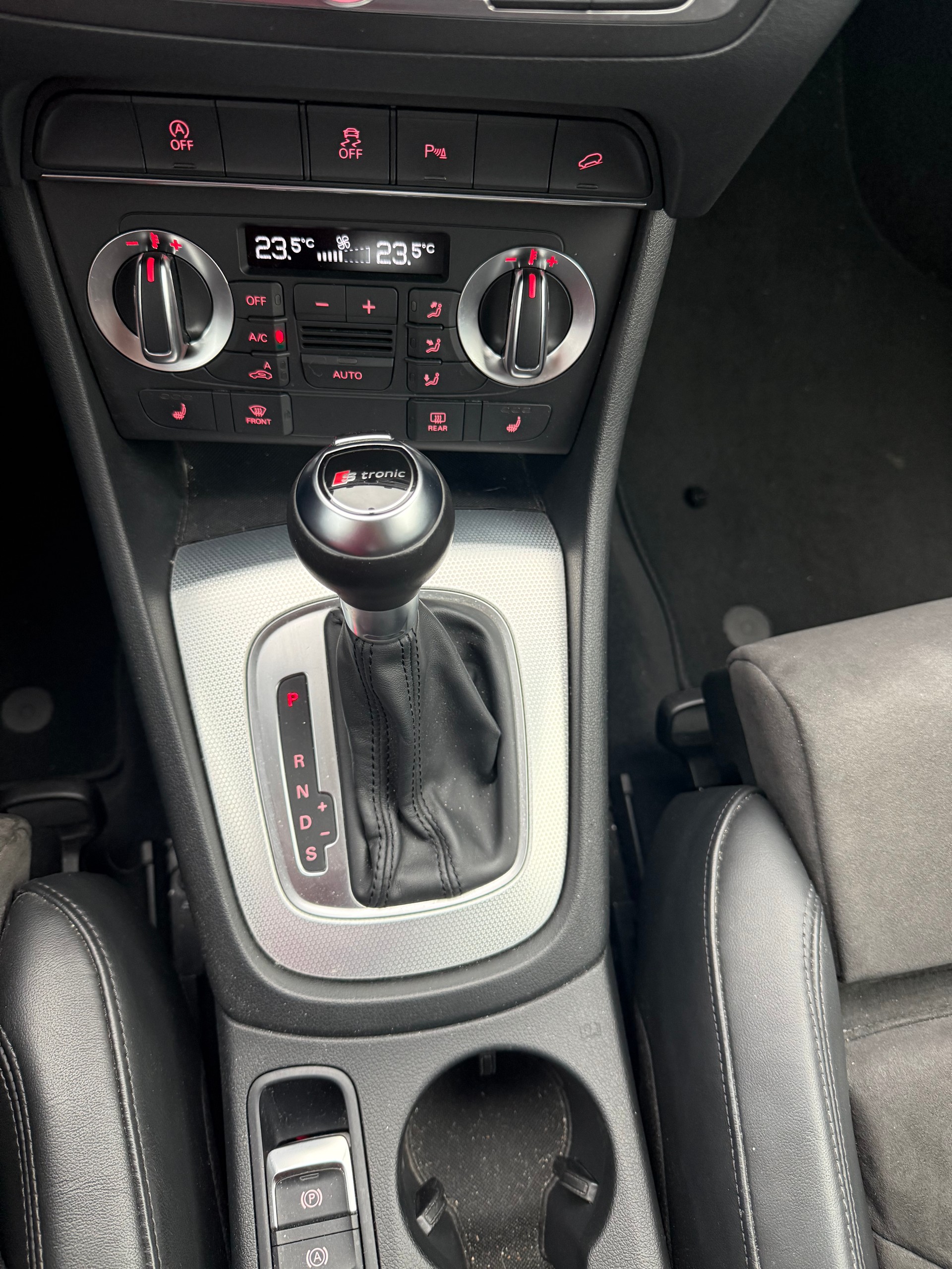 AUDI Q3 2.0 TDI Start quattro S-tronic-image-12