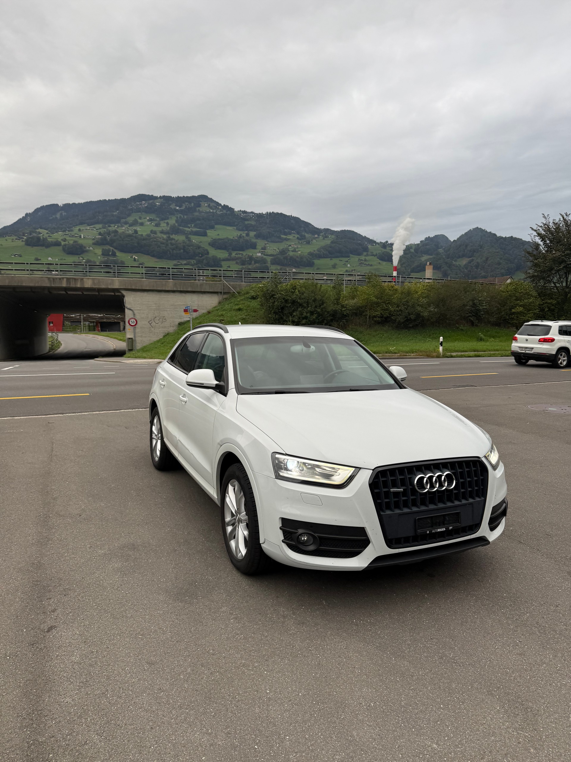 AUDI Q3 2.0 TDI Start quattro S-tronic-image-3