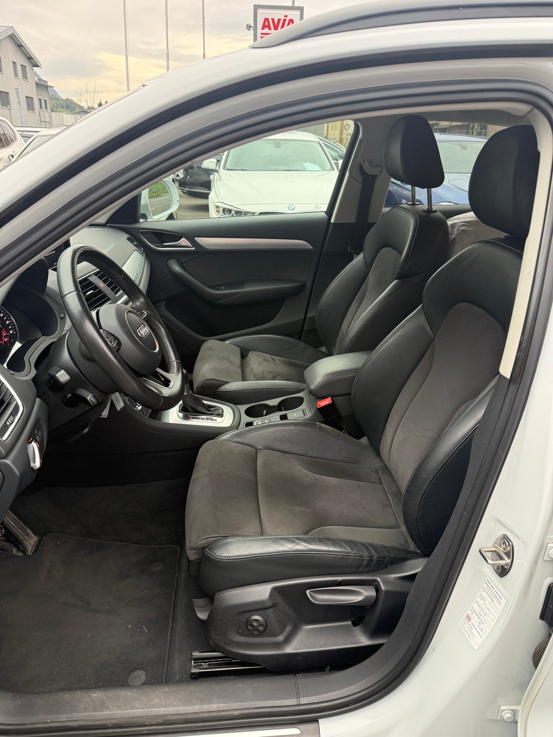 AUDI Q3 2.0 TDI Start quattro S-tronic-image-6